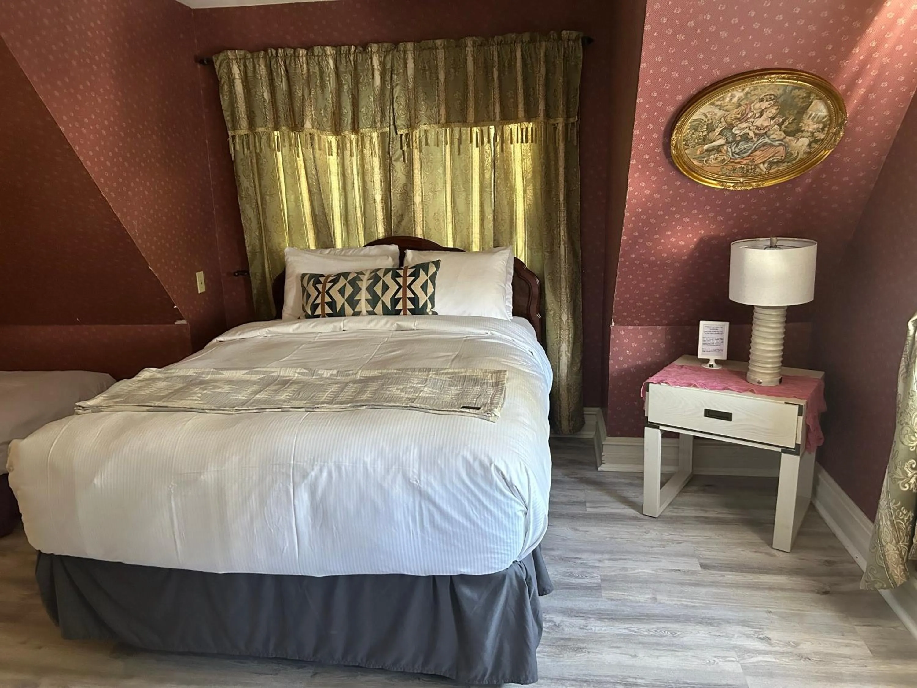 Deluxe Queen Room in Arrowhead Lake Inn