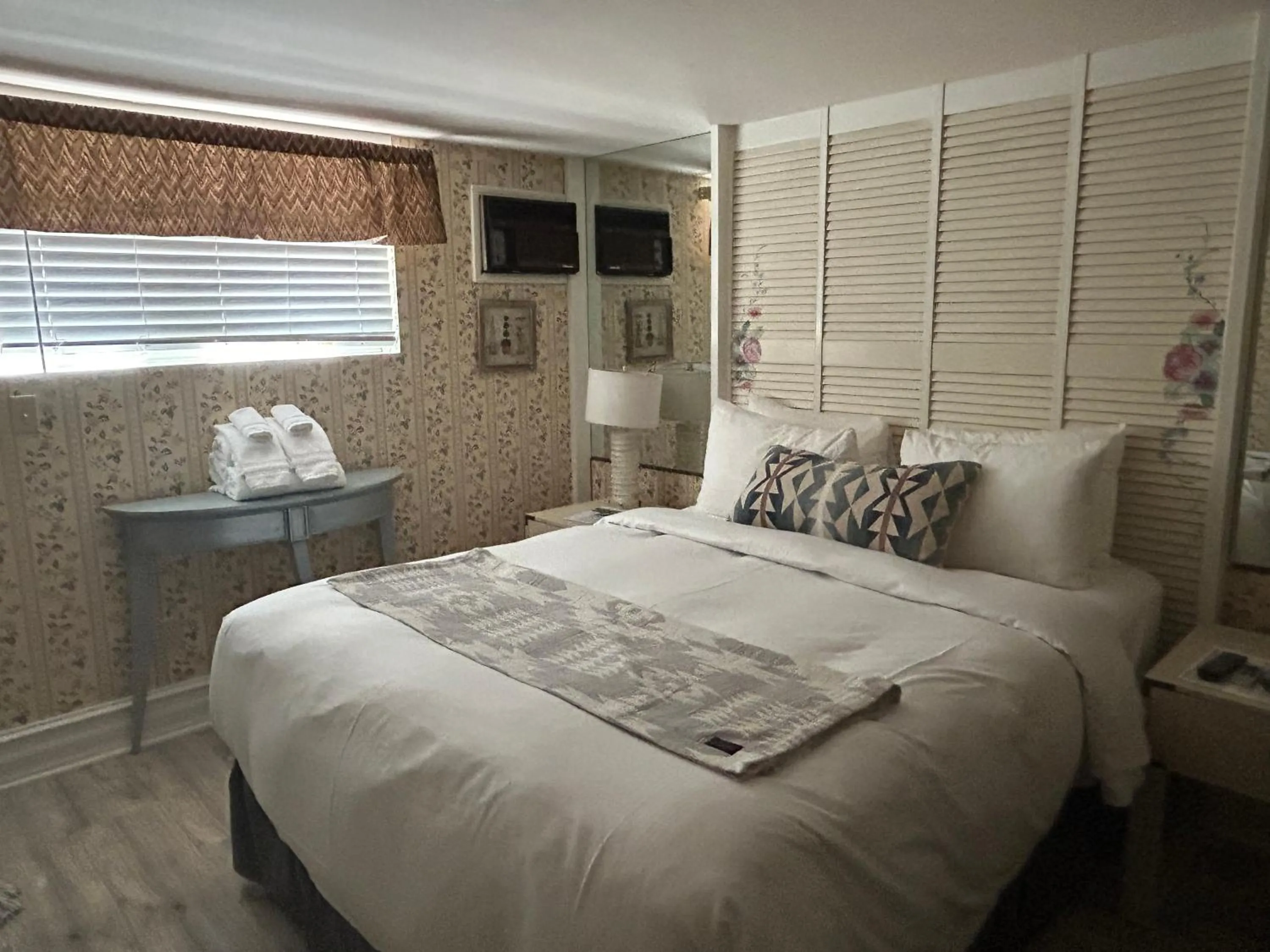 Economy Double Room in Arrowhead Lake Inn