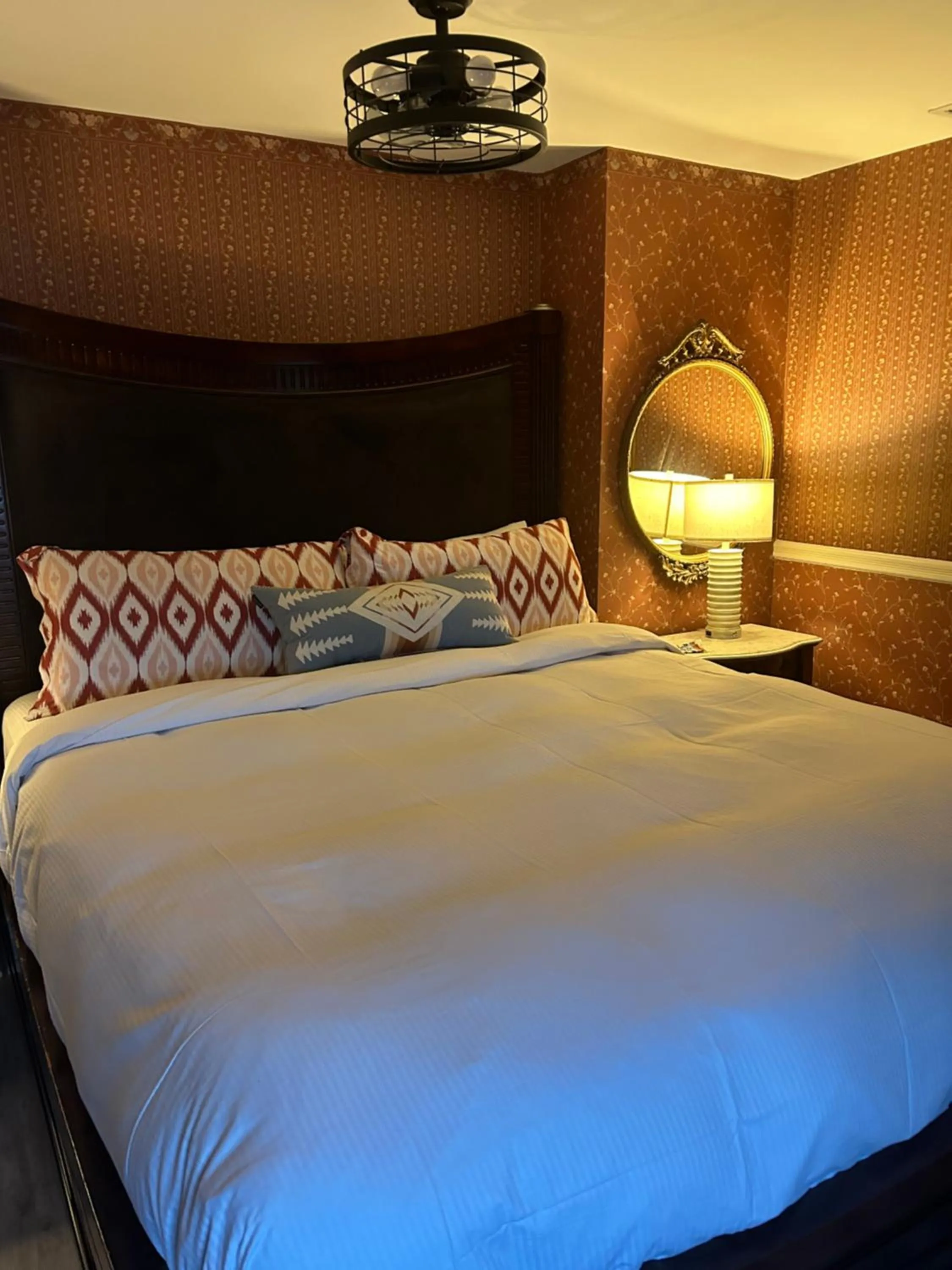 King Suite with Balcony in Arrowhead Lake Inn