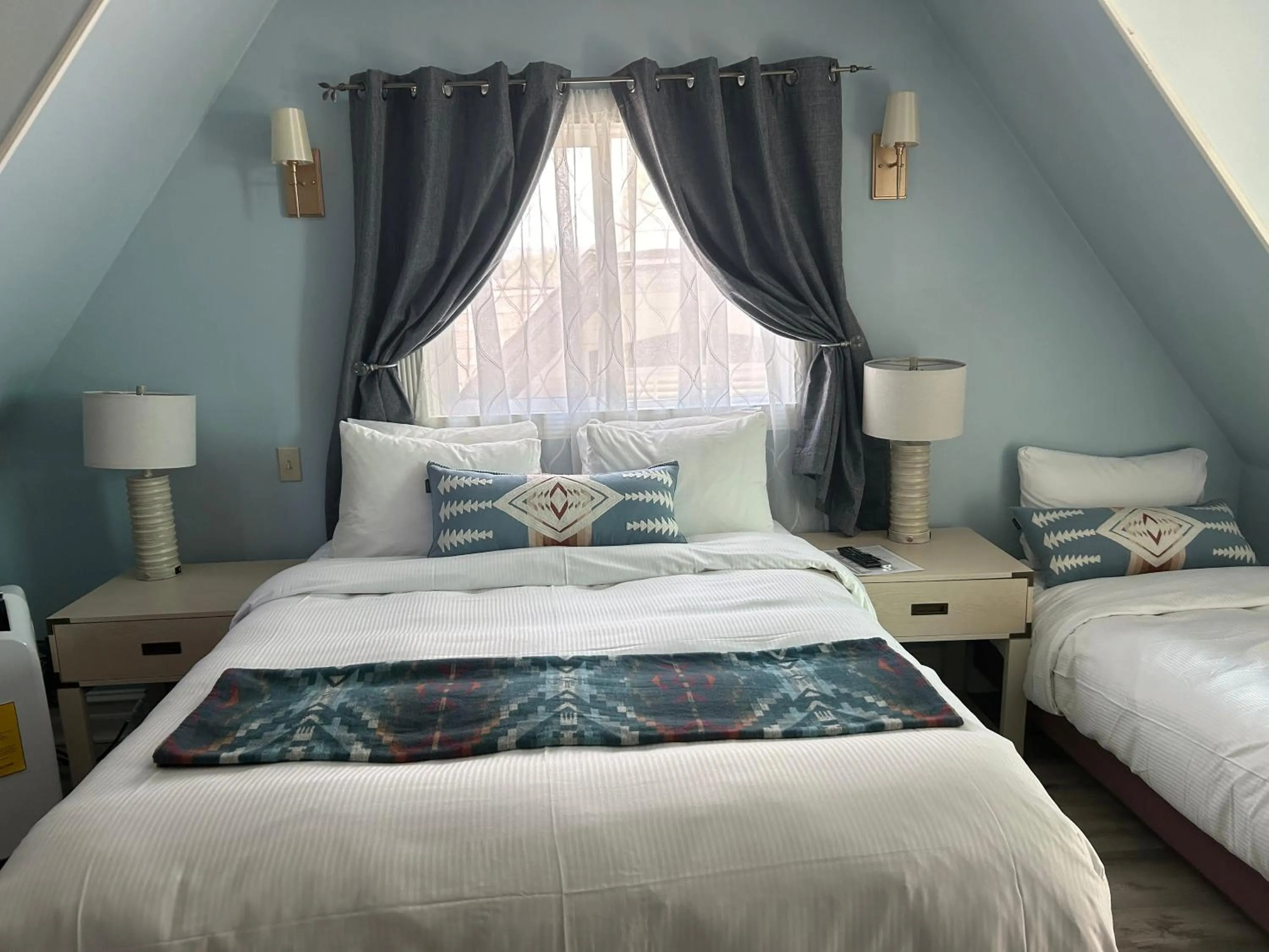 Deluxe Double Room with Balcony in Arrowhead Lake Inn