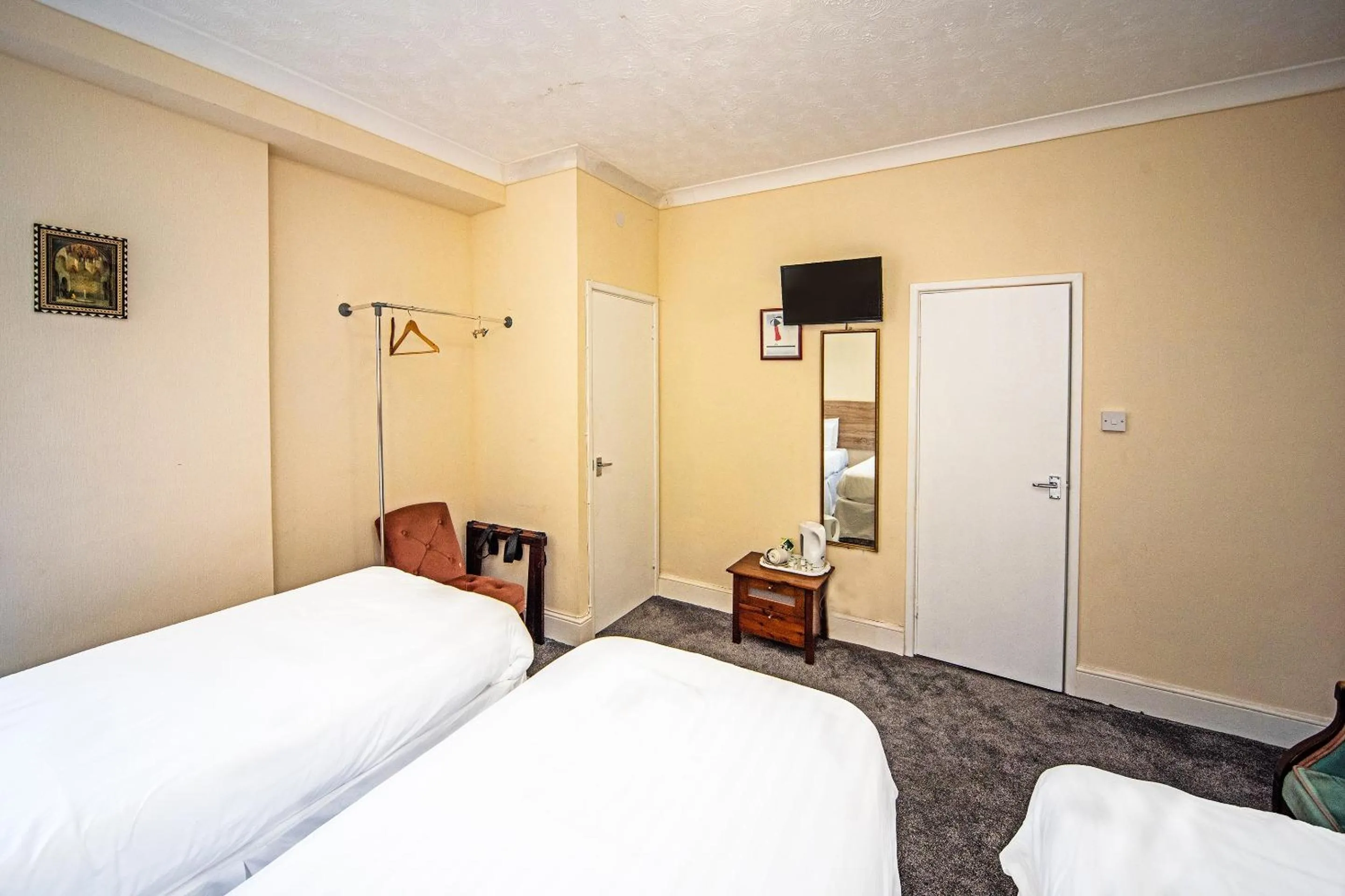 Standard Triple Room in The Sherwood Palm Hotel, Torquay Beach