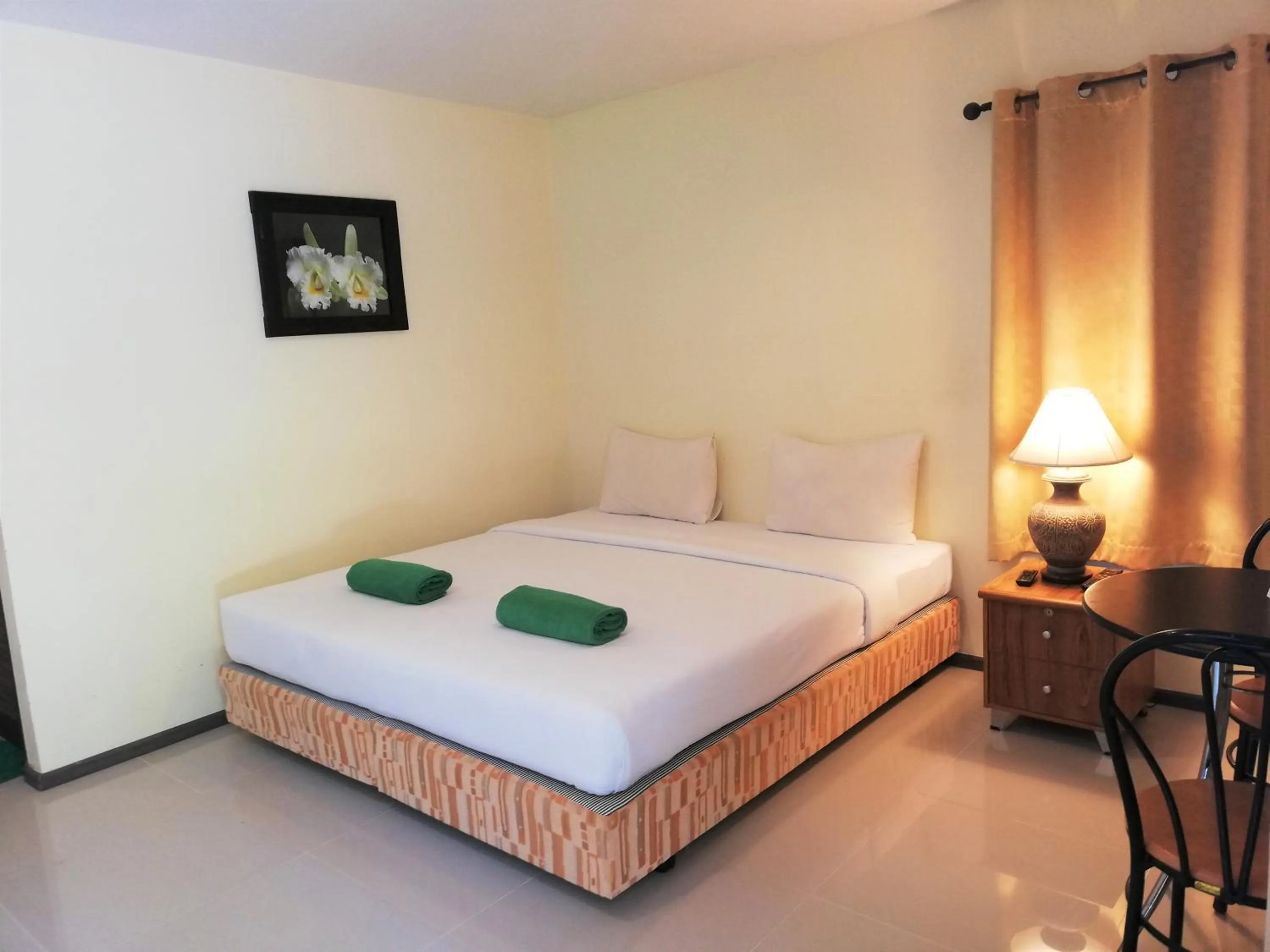 Standard King Room in Laemsai Resort