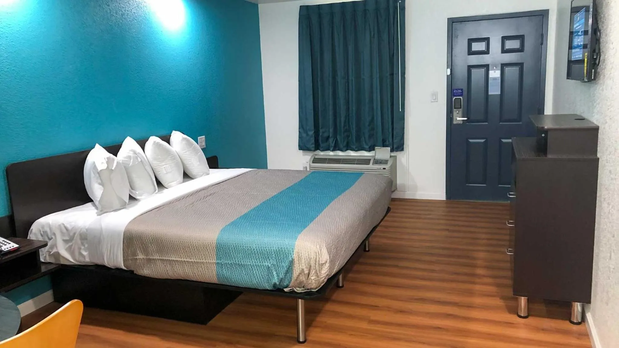 King Room with Roll-in Shower - Disability Access - Non-Smoking in Motel 6-Temple, TX