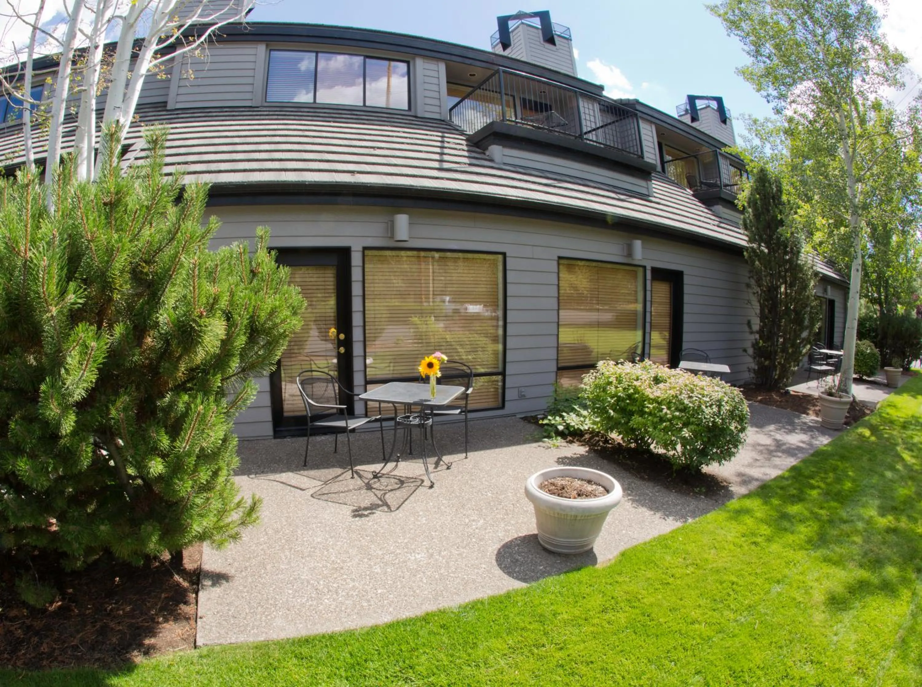 King Suite without River View - Ground Floor in Pine Ridge Inn