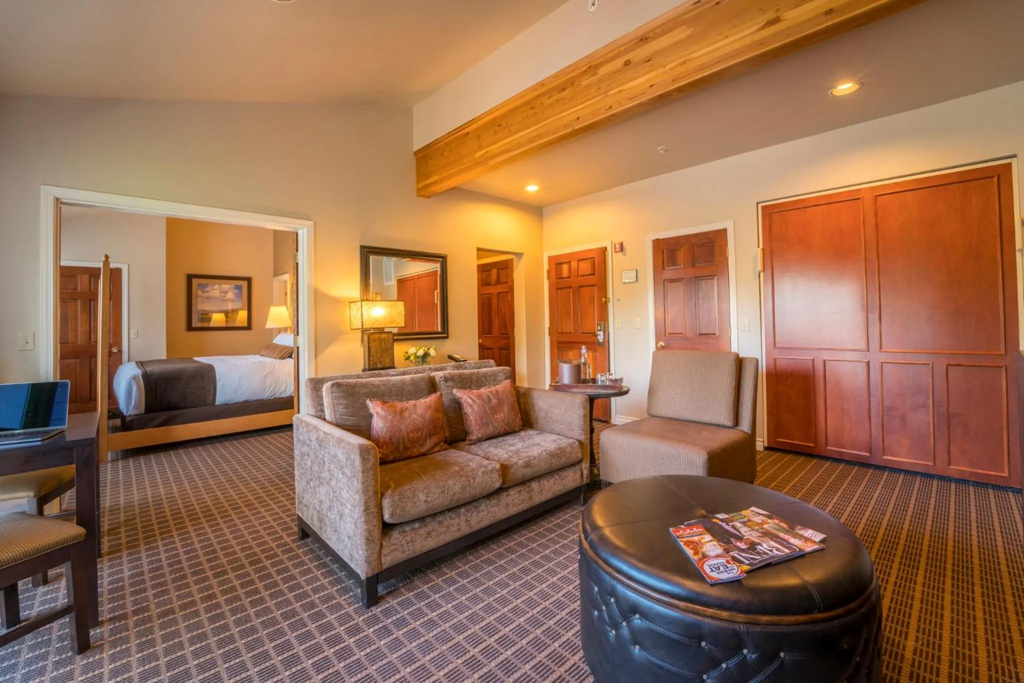 Deluxe King Suite without River View in Pine Ridge Inn