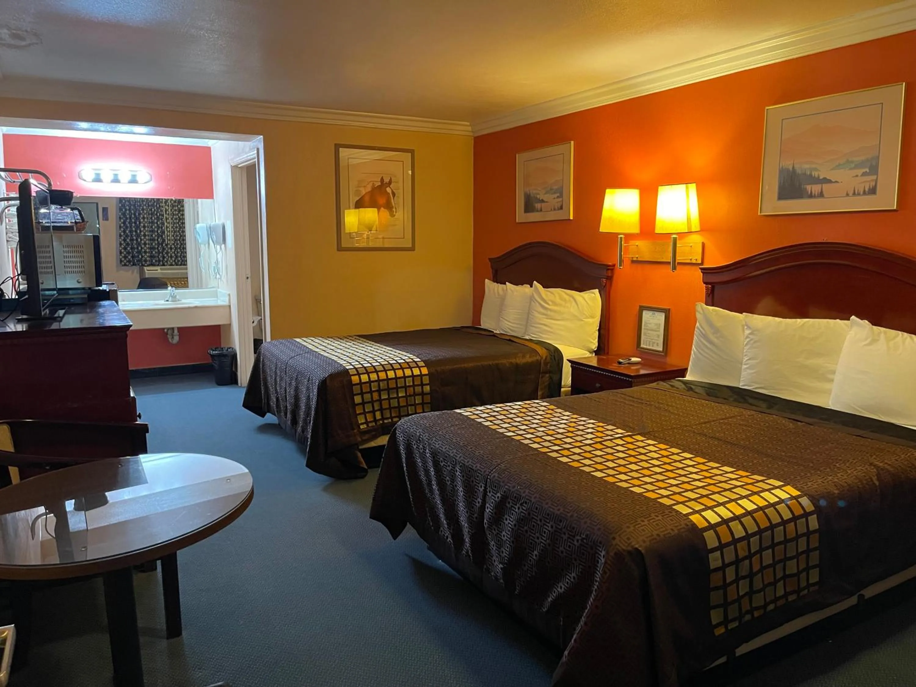 Queen Room with Two Queen Beds - Smoking in Americas Best Value Inn-Mojave