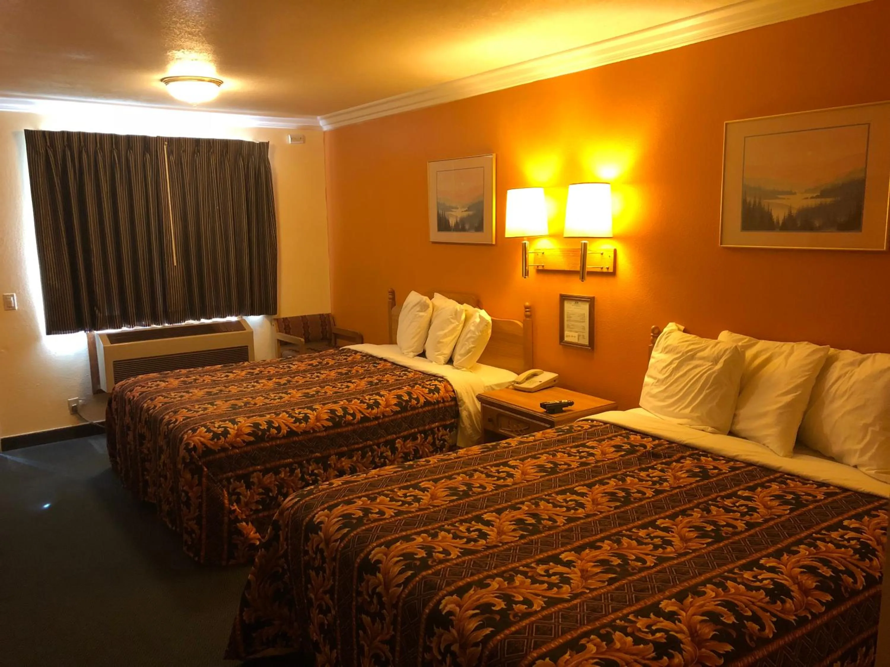 Queen Room with Two Queen Beds in Americas Best Value Inn-Mojave