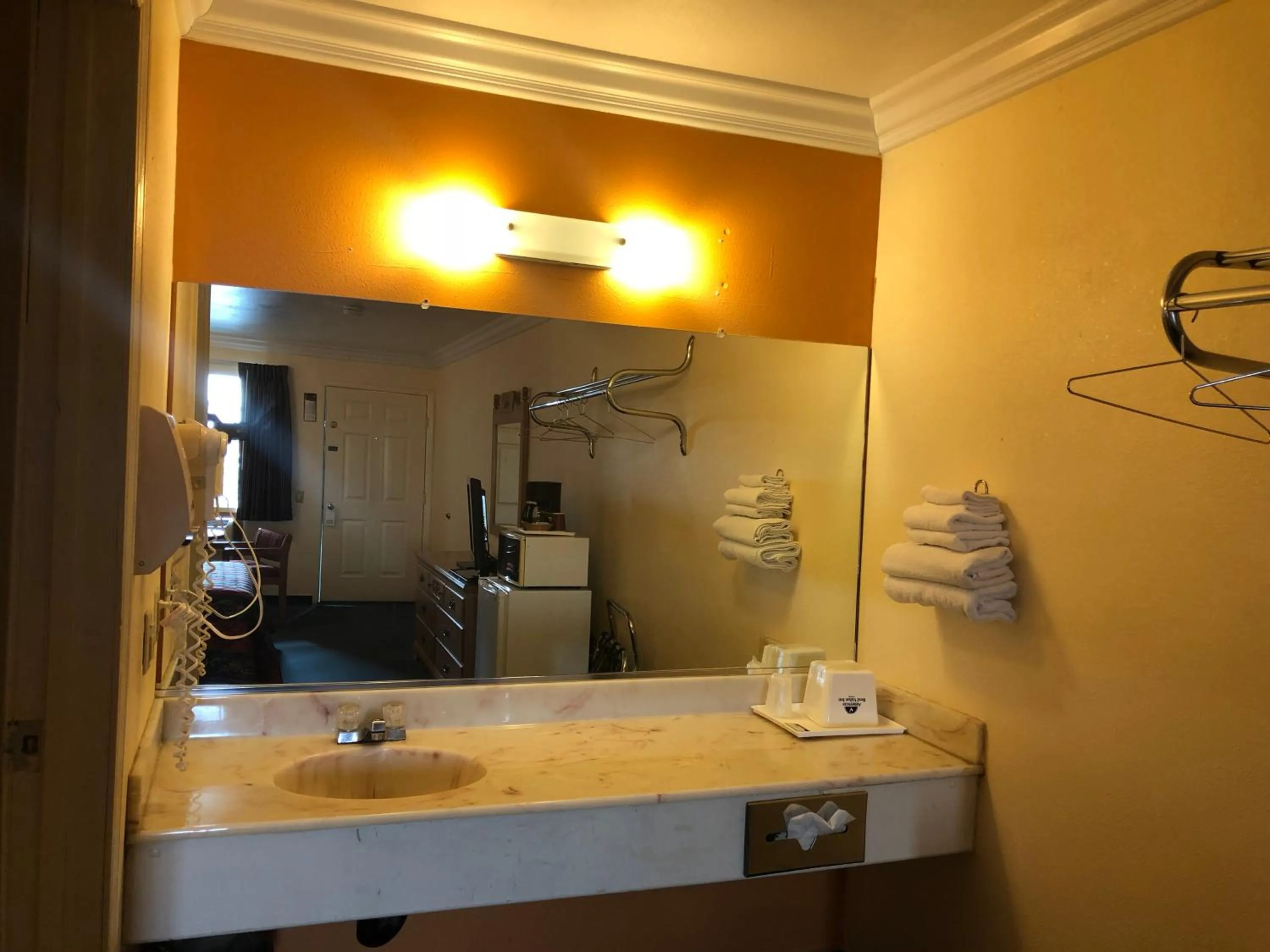 Queen Room in Americas Best Value Inn-Mojave