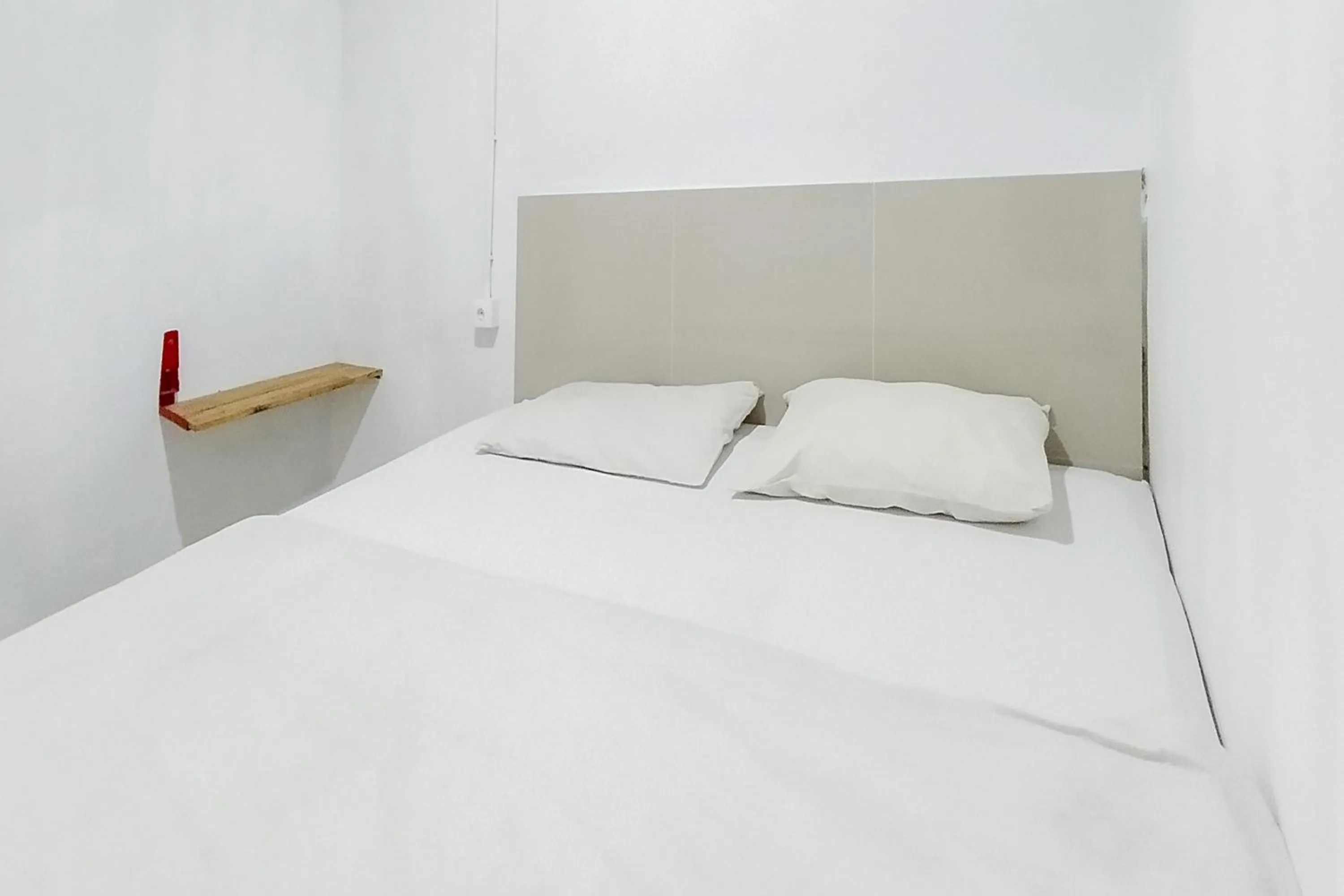 Standard Double Room in Alfalah Residence Syariah Mitra RedDoorz