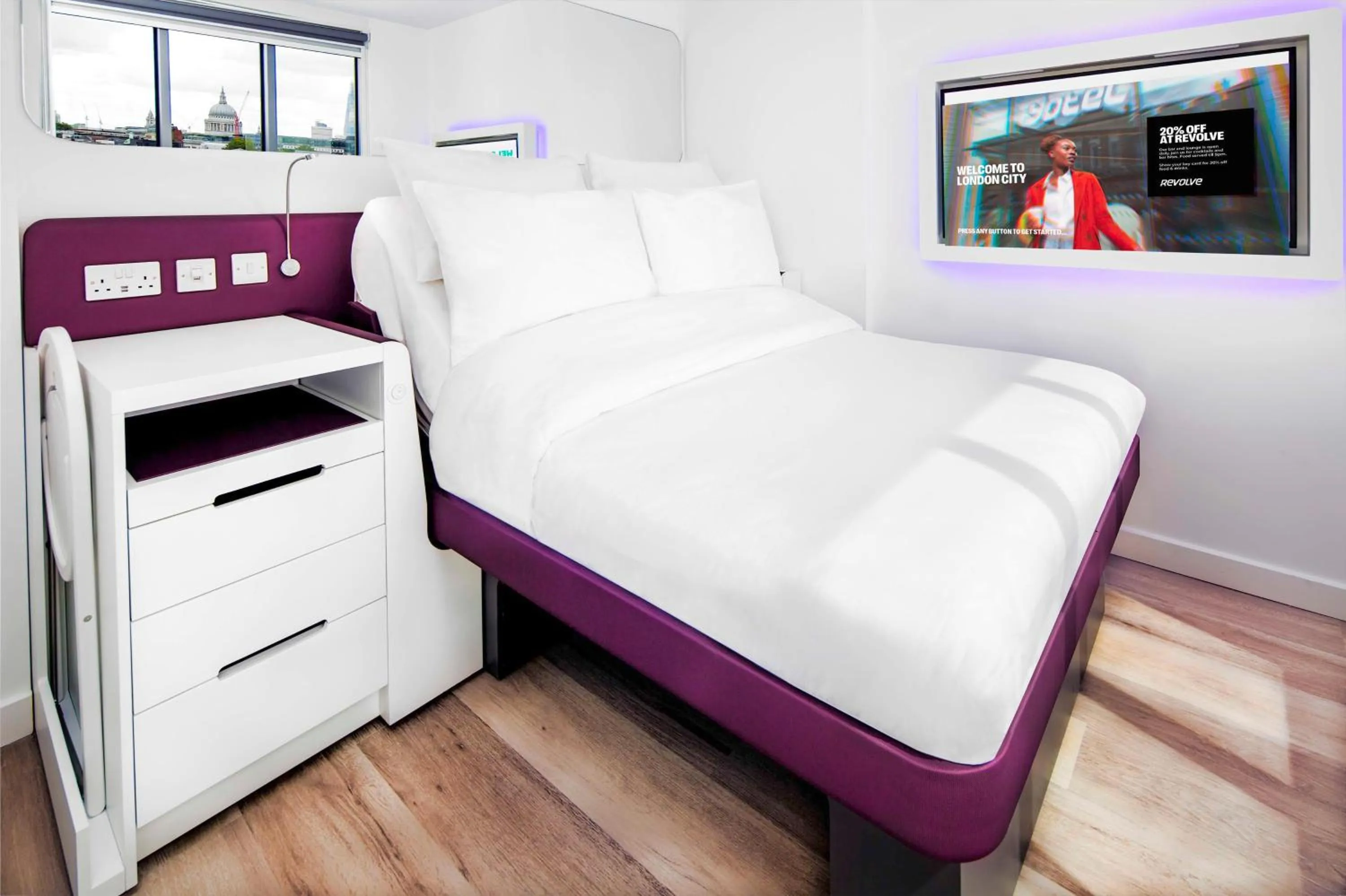 Premium Plus Queen in YOTEL London City