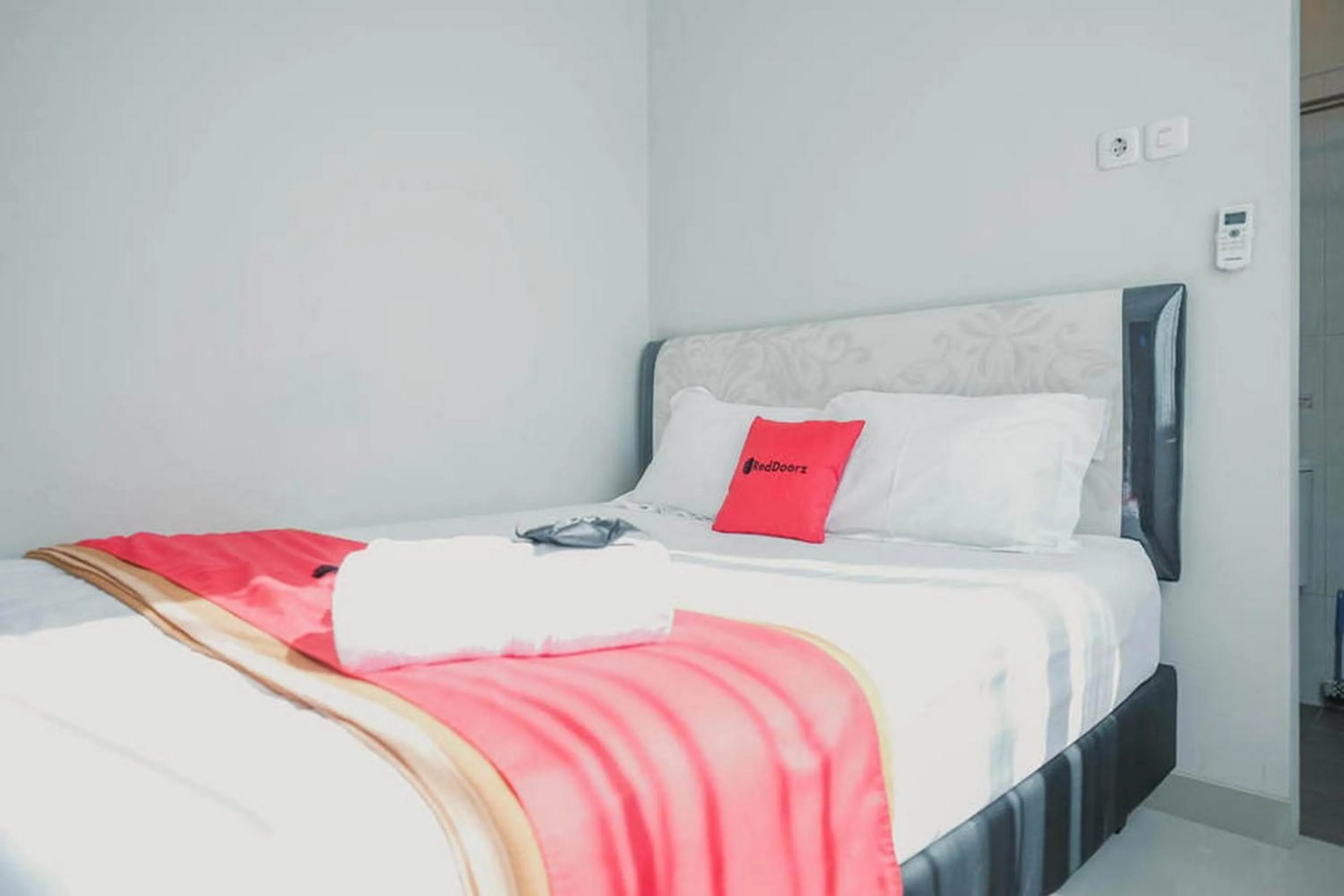 Standard Double Room in RedDoorz Plus near Soekarno Hatta Airport Taman Mahkota