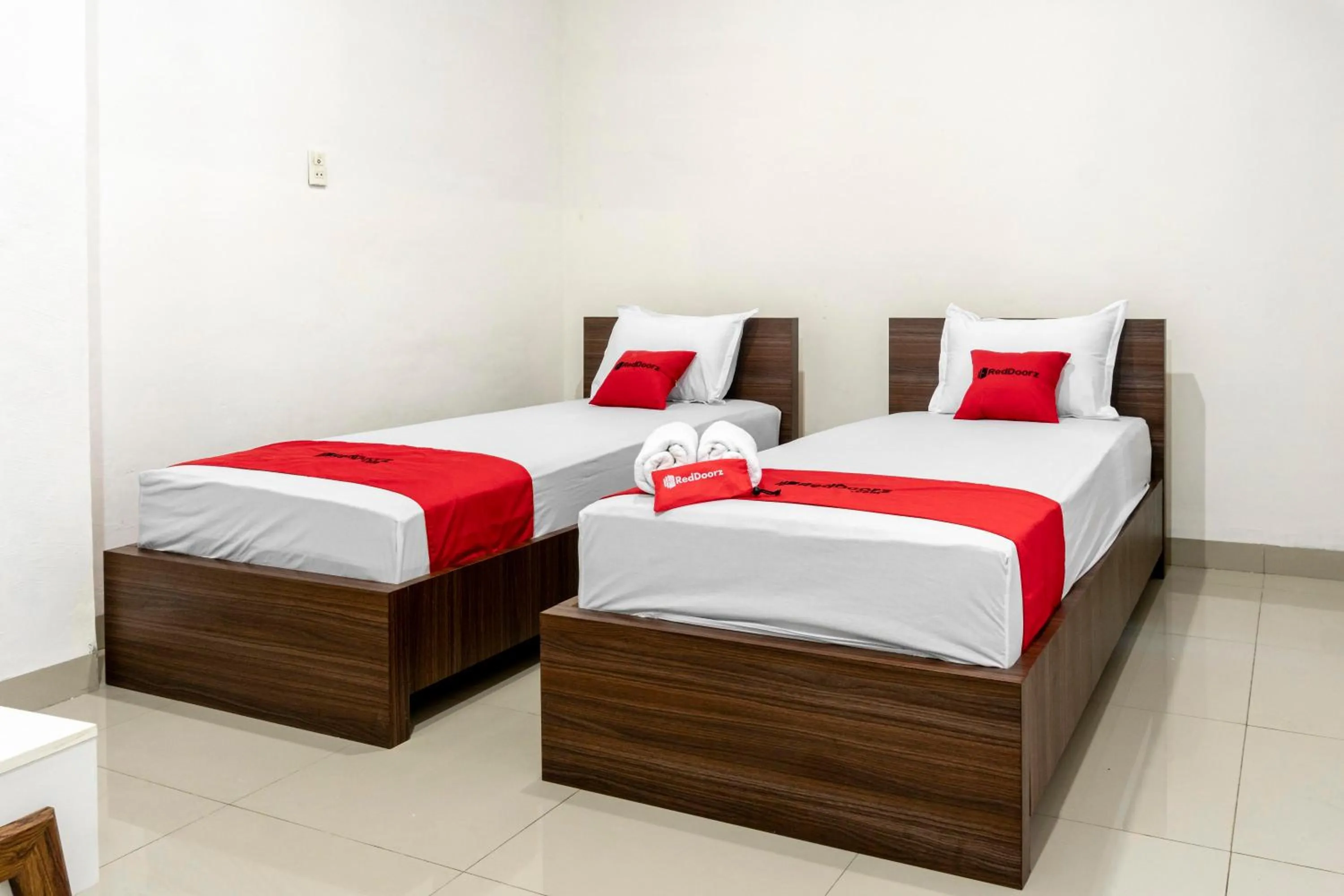 Twin Room in RedDoorz Syariah near Stadion Teladan Medan