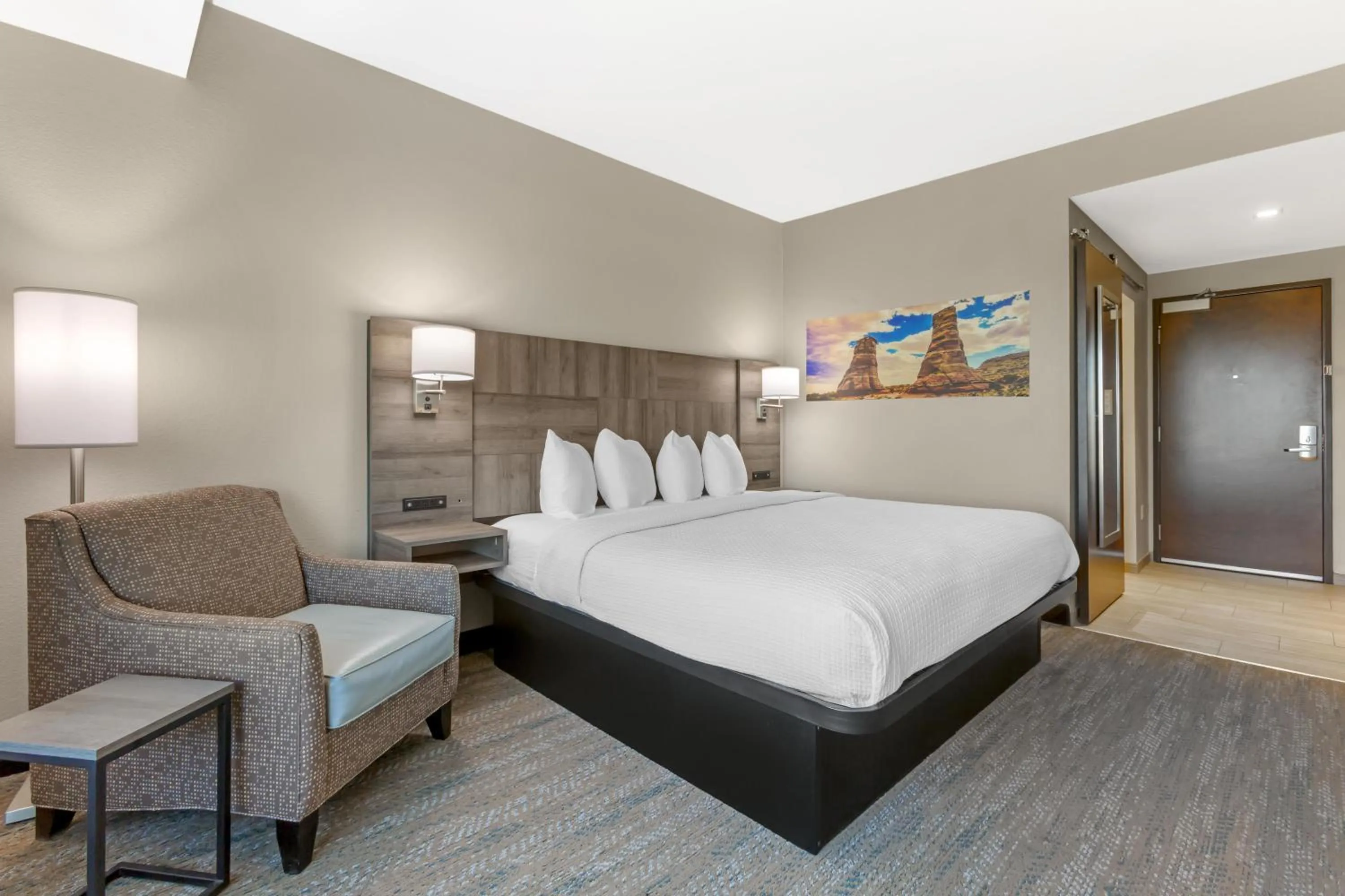 King Suite with Roll - In Shower - Disability Access in Best Western Plus Executive Residency Phoenix North Happy Valley