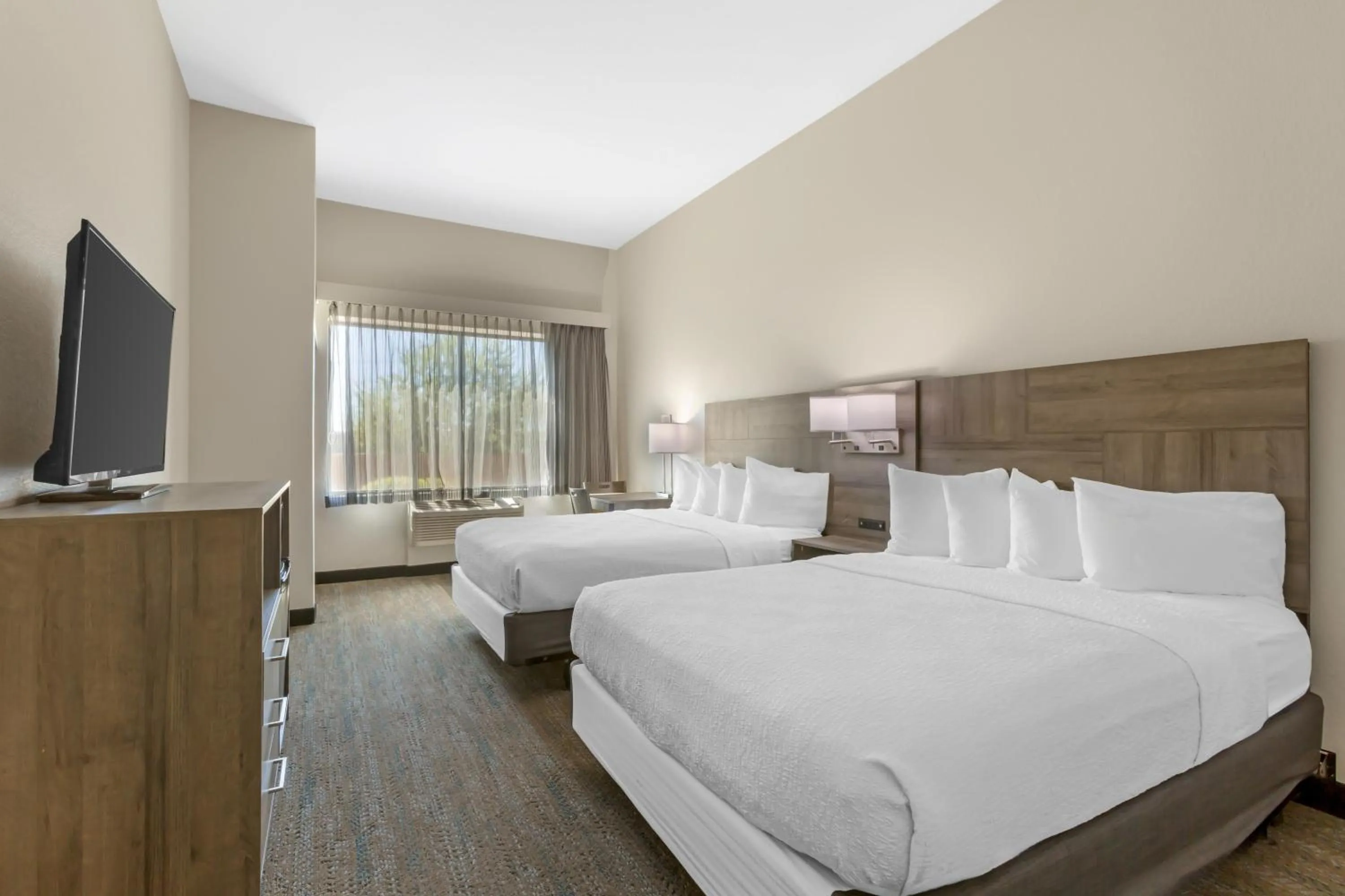 Queen Room with Two Queen Beds and Bath Tub - Disability Access in Best Western Plus Executive Residency Phoenix North Happy Valley