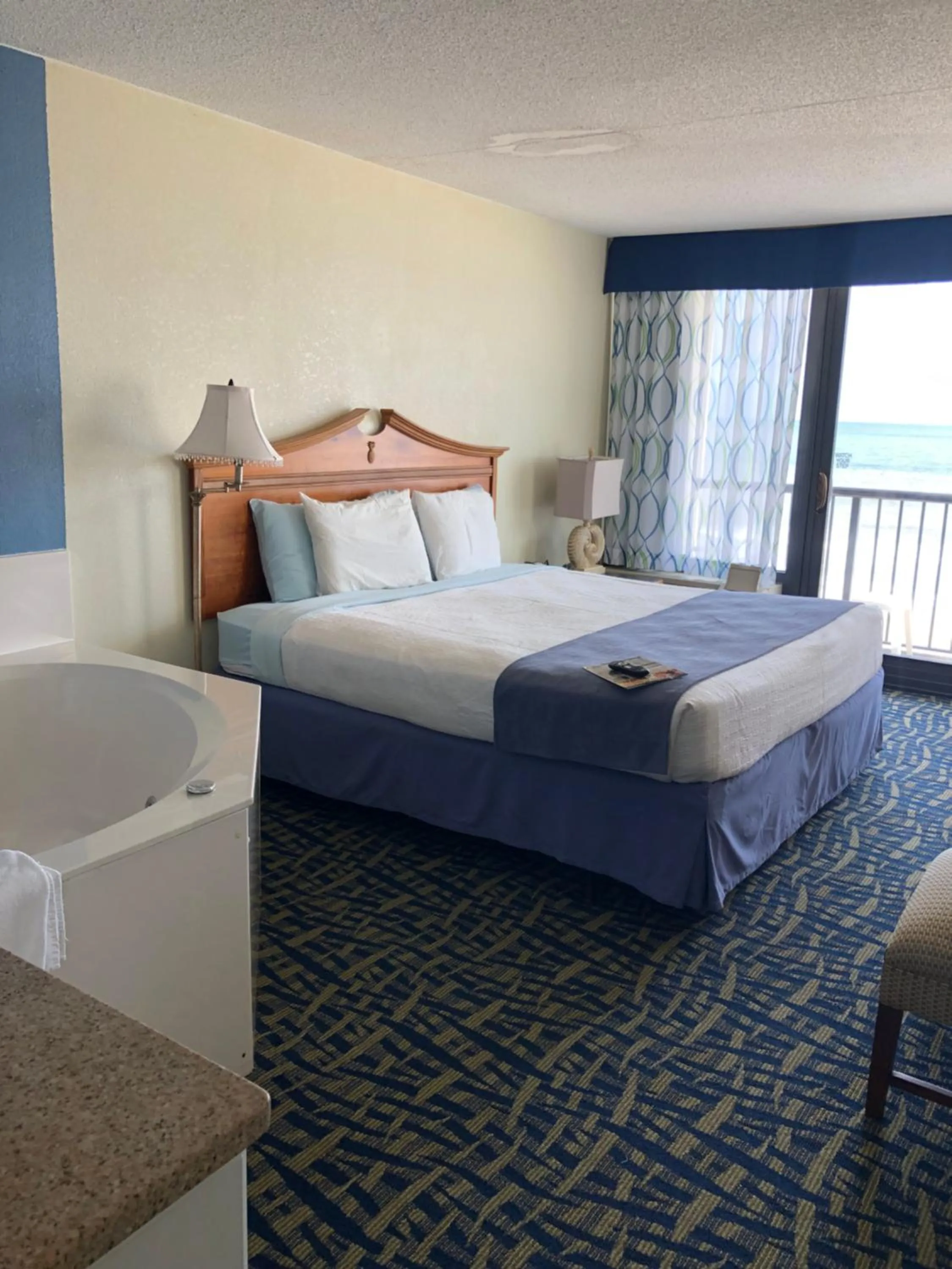 King Suite with spa bath - Oceanfront - Private Balcony in Capes Hotel