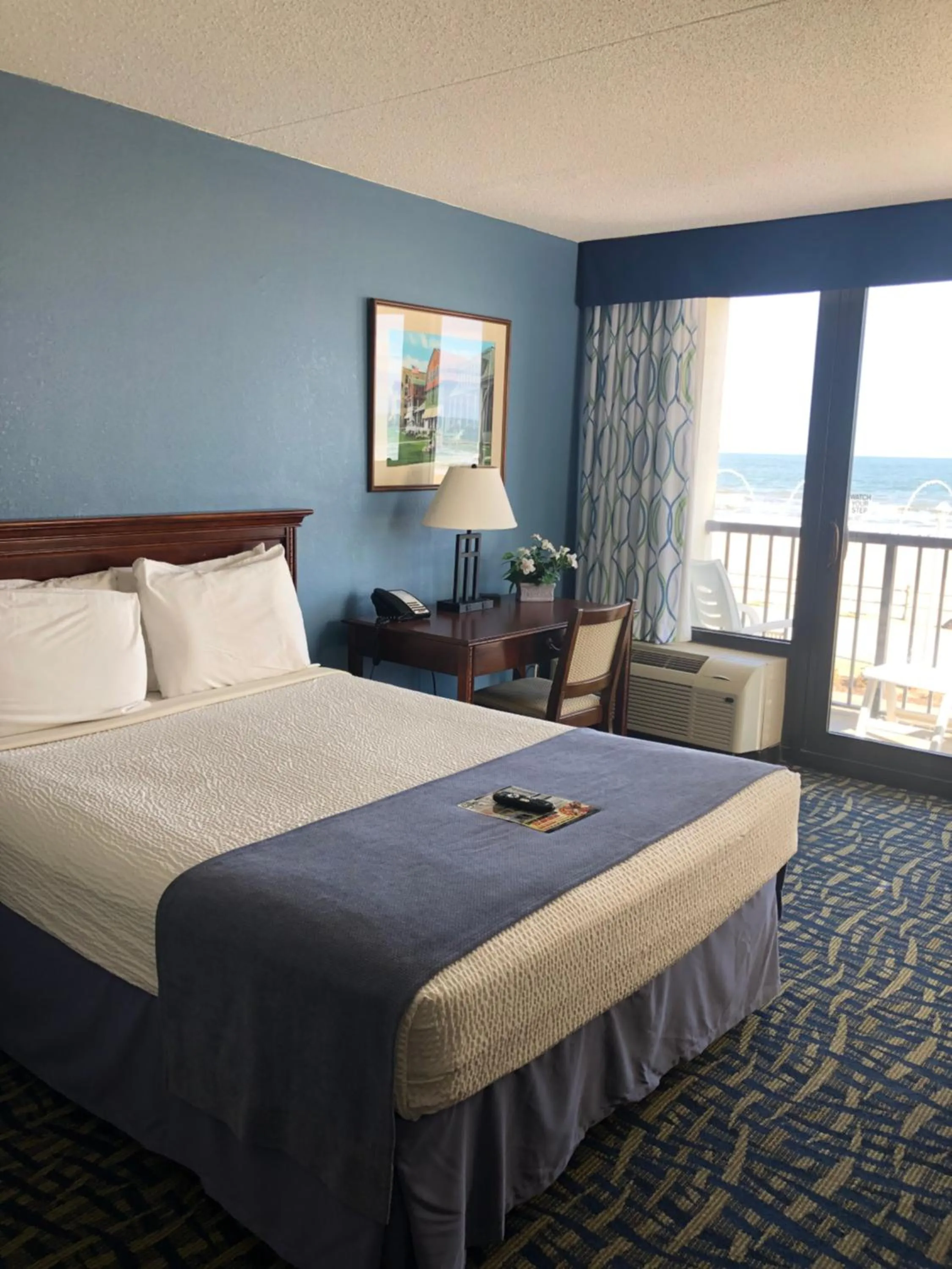 Queen Room with Spa Bath - Oceanfront - Private Balcony in Capes Hotel