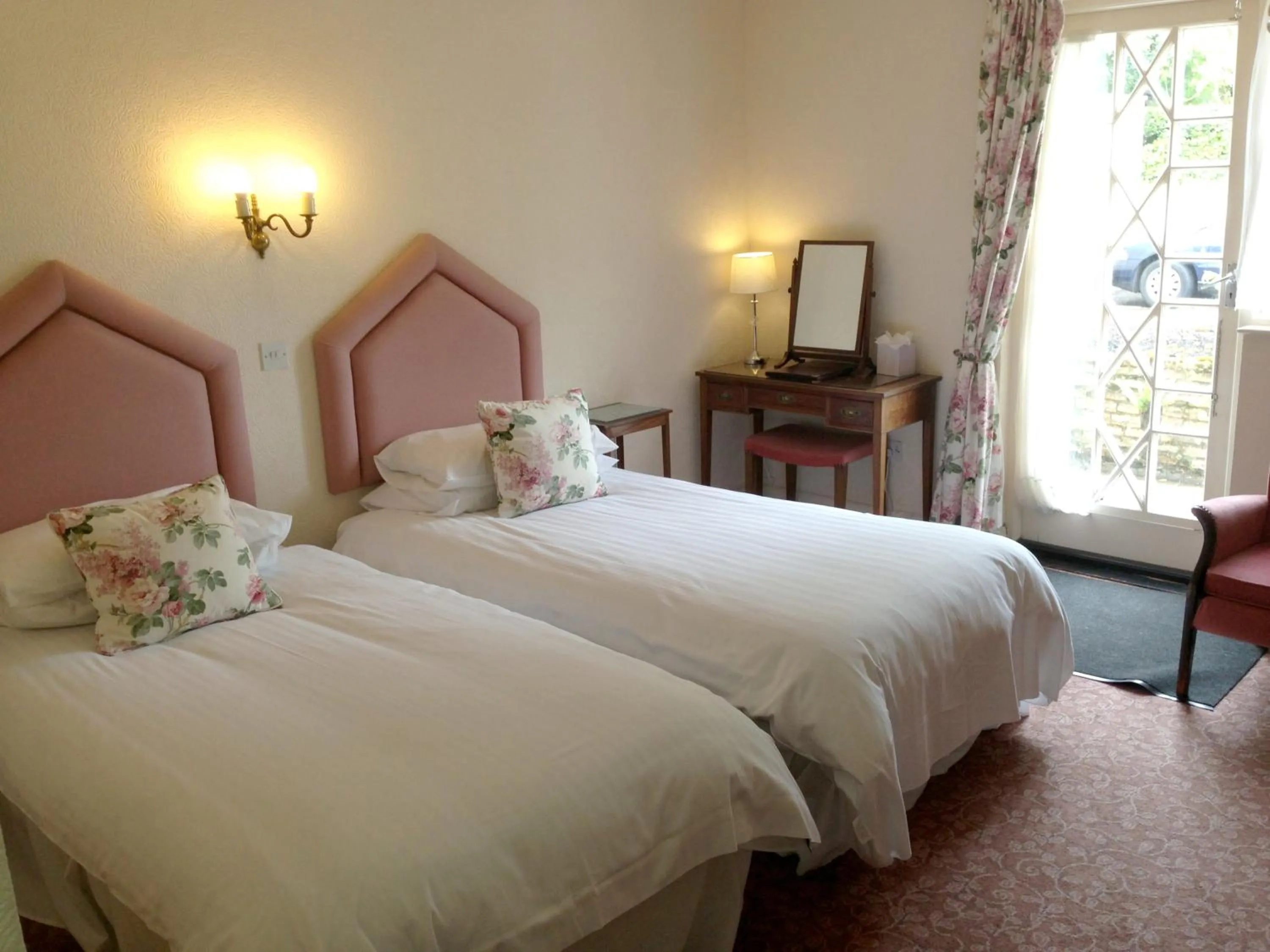 Superior Twin Room in Royal Glen Hotel