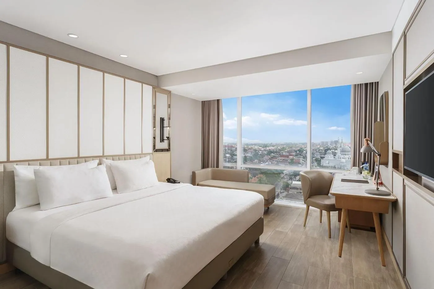 Grand Deluxe King Room in Swiss-Belhotel Solo