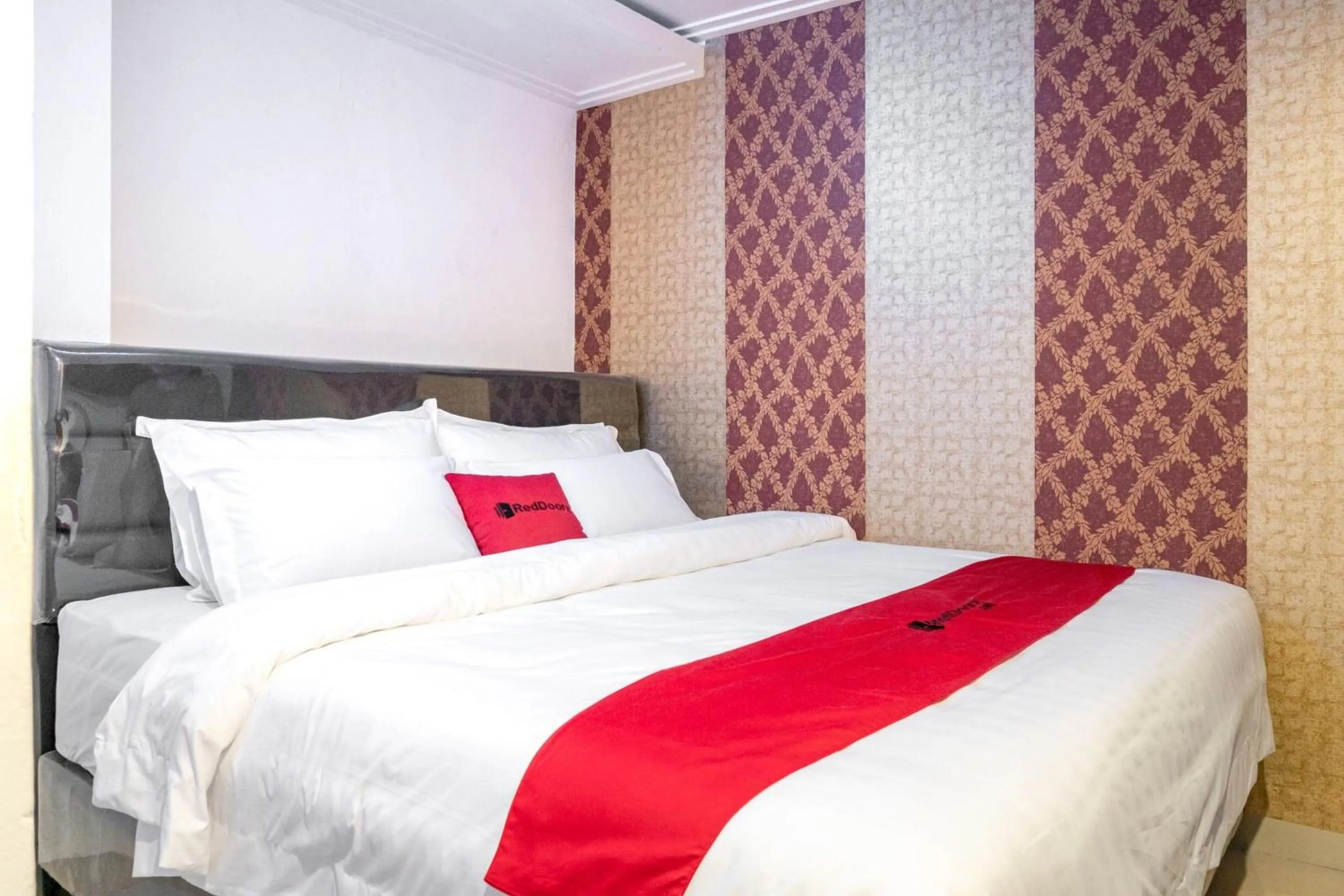 Double Room in RedDoorz near Manhattan Times Square Medan 2