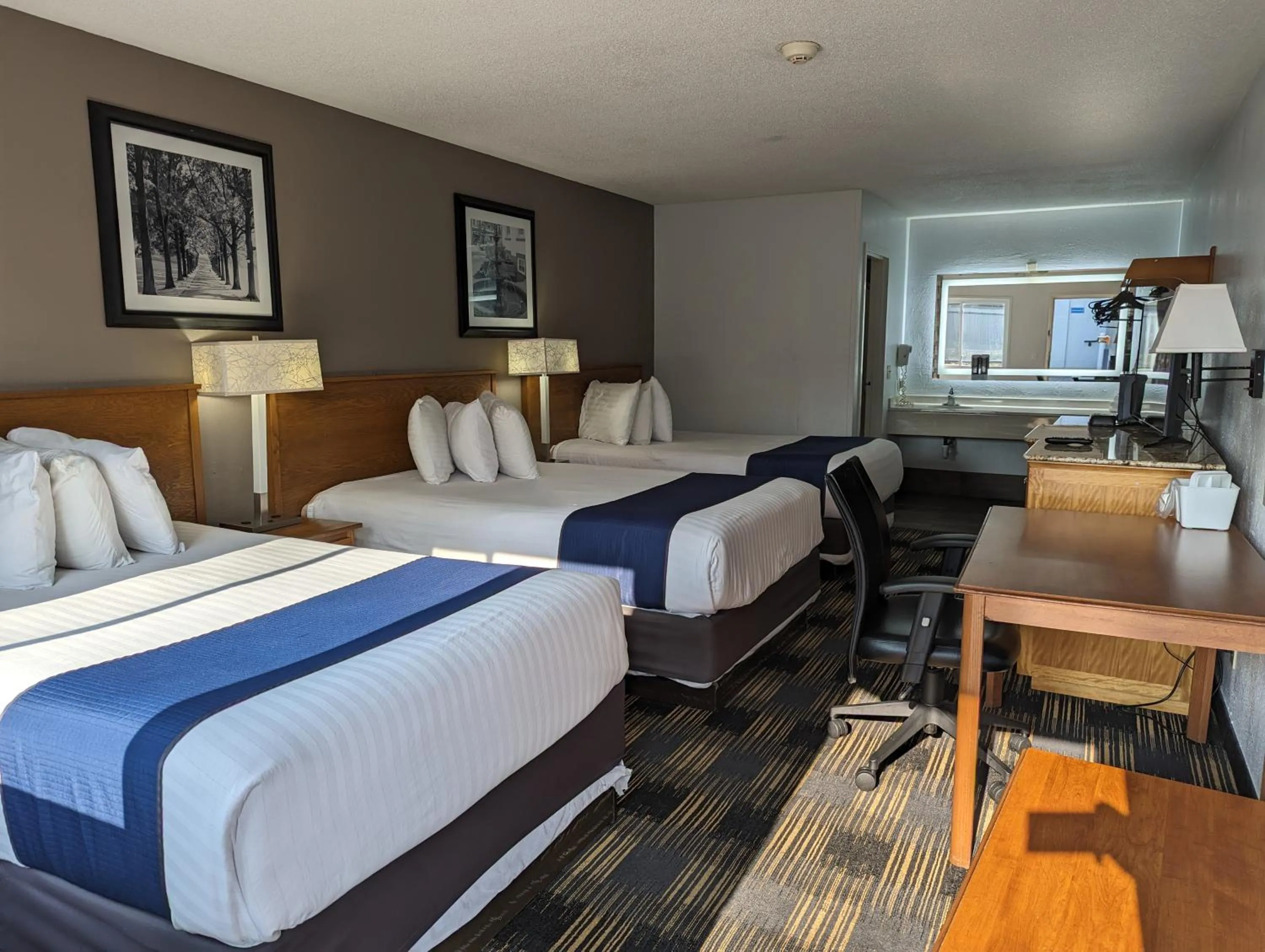 Deluxe Triple Room in Cedar Cove