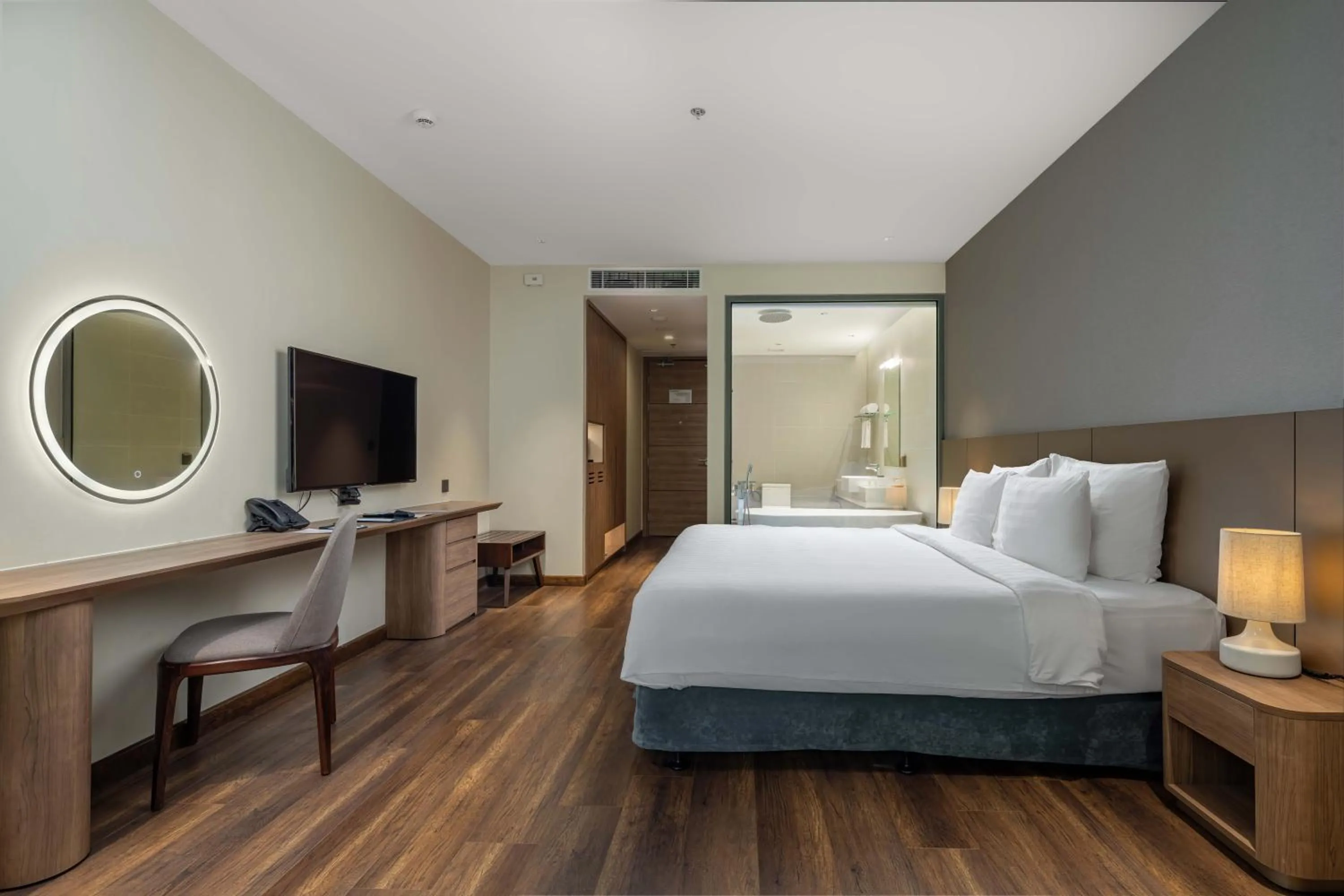 Deluxe Central - Mountain King in Flamingo Cát Bà Resort Managed by Flamingo Hotels & Resorts