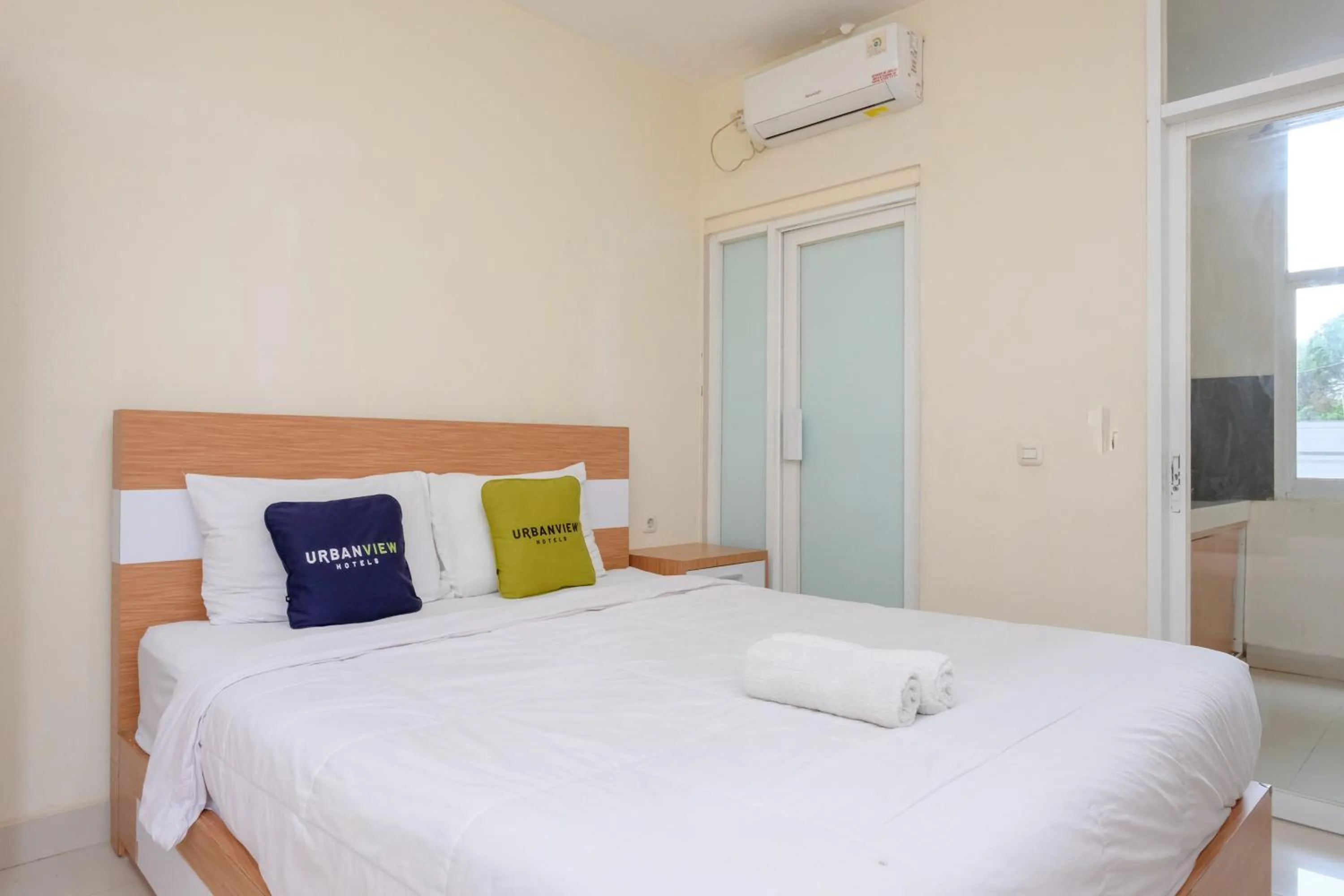Superior Double Room in Urbanview Hotel DHelomi Homestay near UPN Veteran
