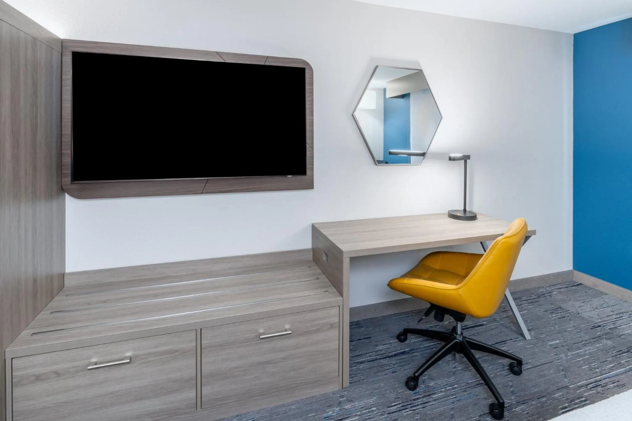 Queen Studio - Disability Access in Holiday Inn Express - Colorado Springs - First & Main by IHG