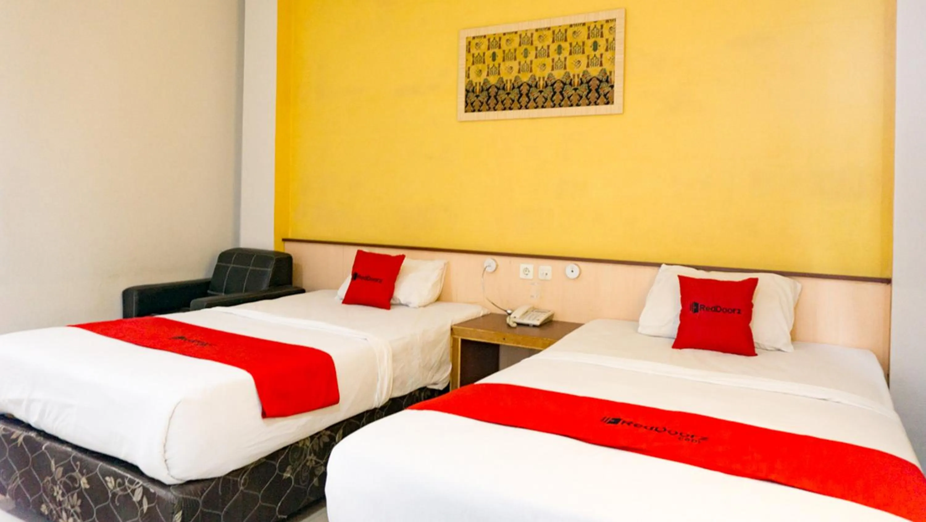 Deluxe Twin Room in RedDoorz near Pelabuhan Jayapura