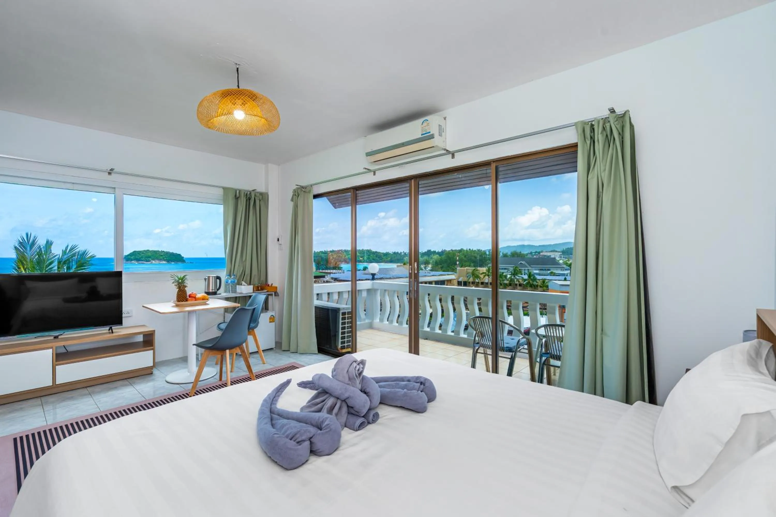 Deluxe Double Room with Sea View in Kata Hill Sea View Hotel