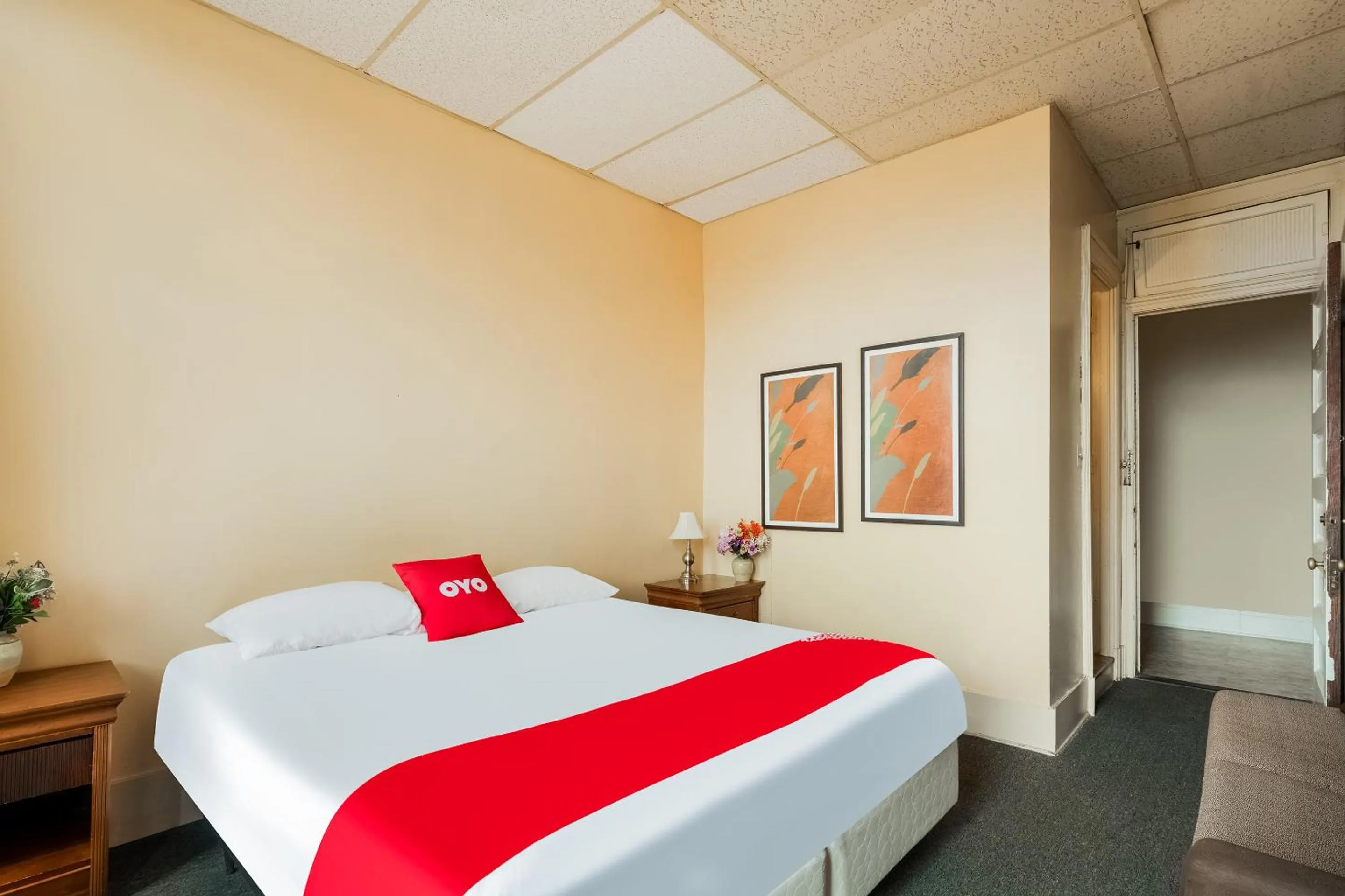 Queen Room in OYO Hotel Bradford Main St PA