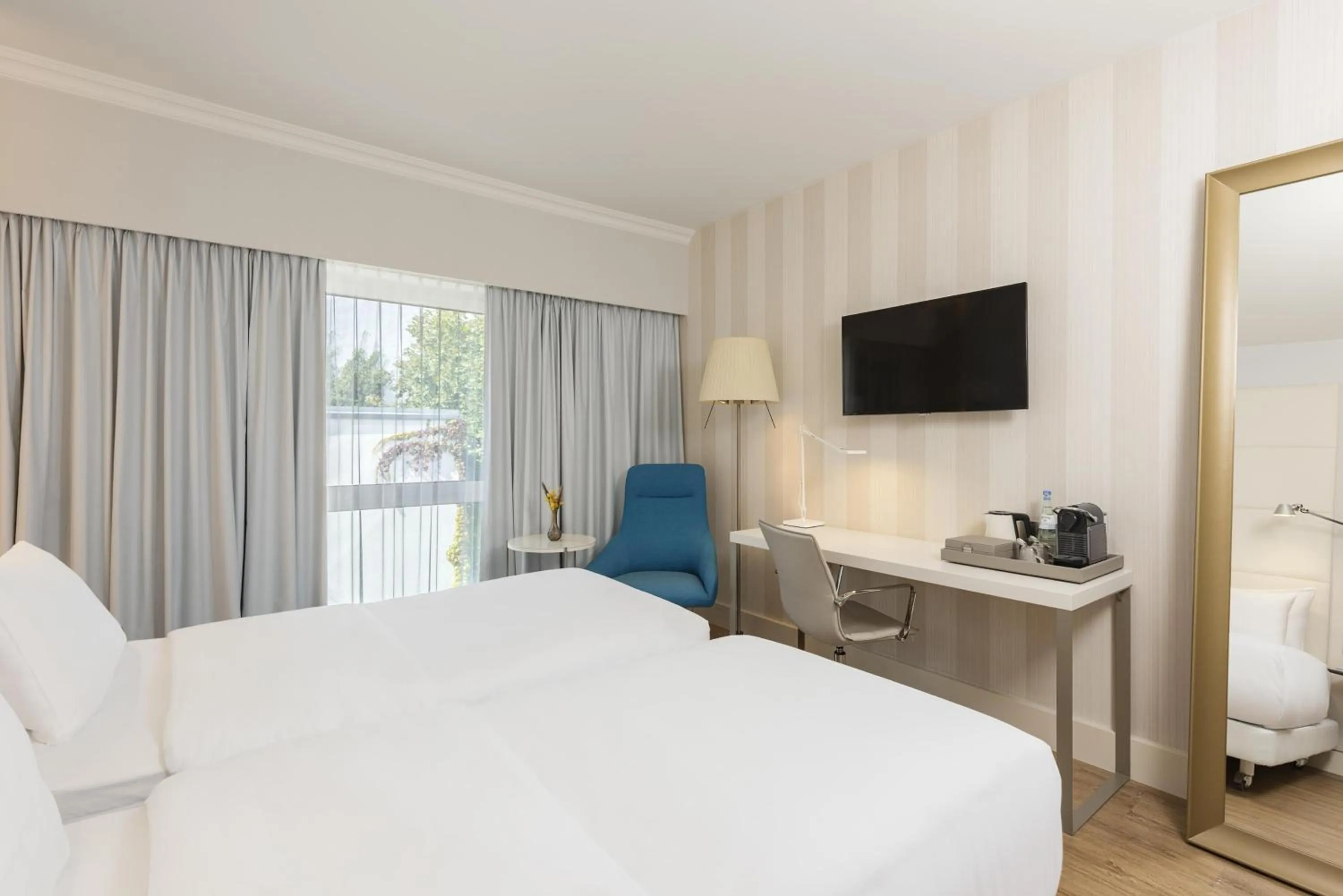 Superior Room with Extrabed (2 Adults + 1 Child) in NH Hamburg Mitte