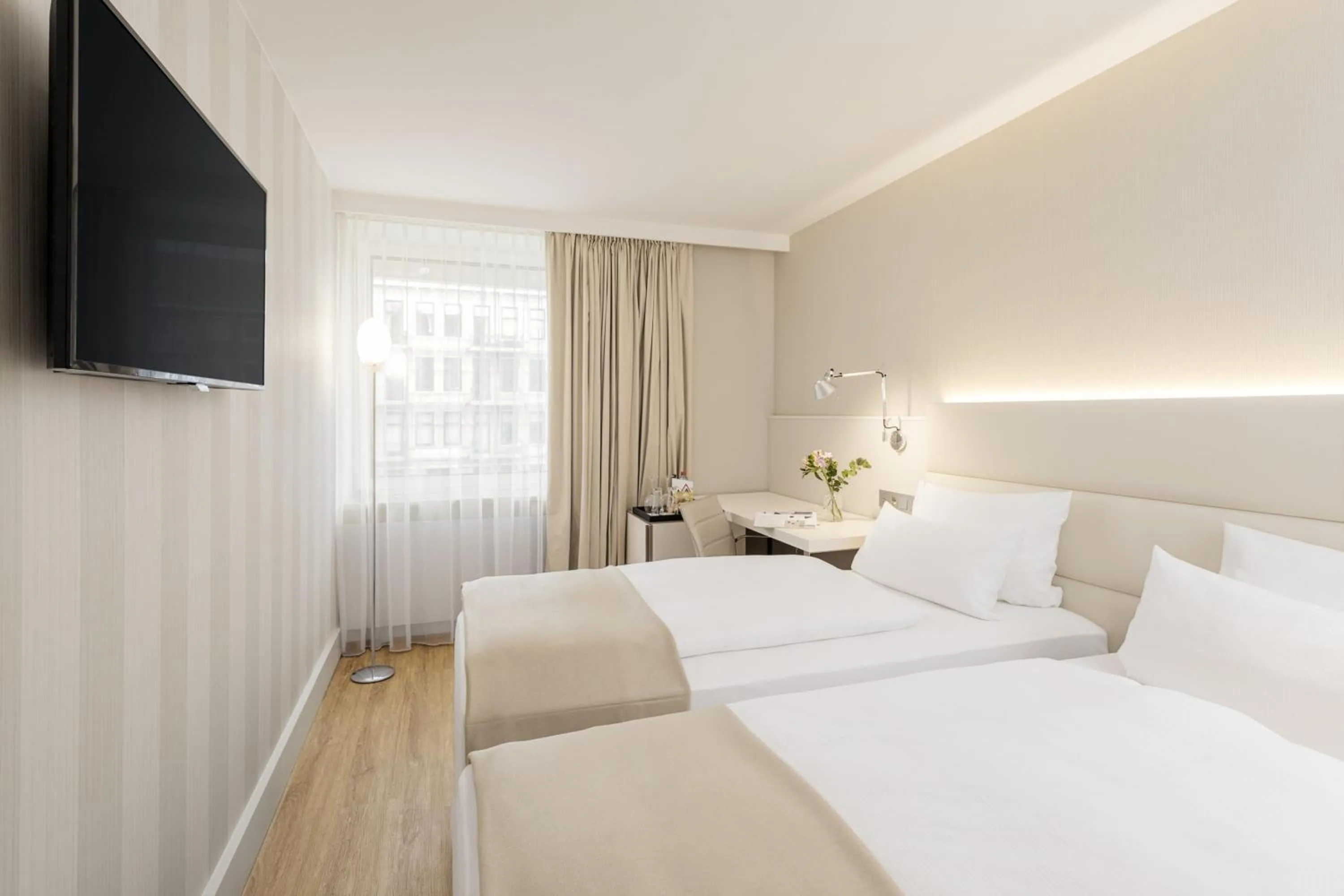 Small Standard Double or Twin Room - single occupancy in NH Hamburg Mitte