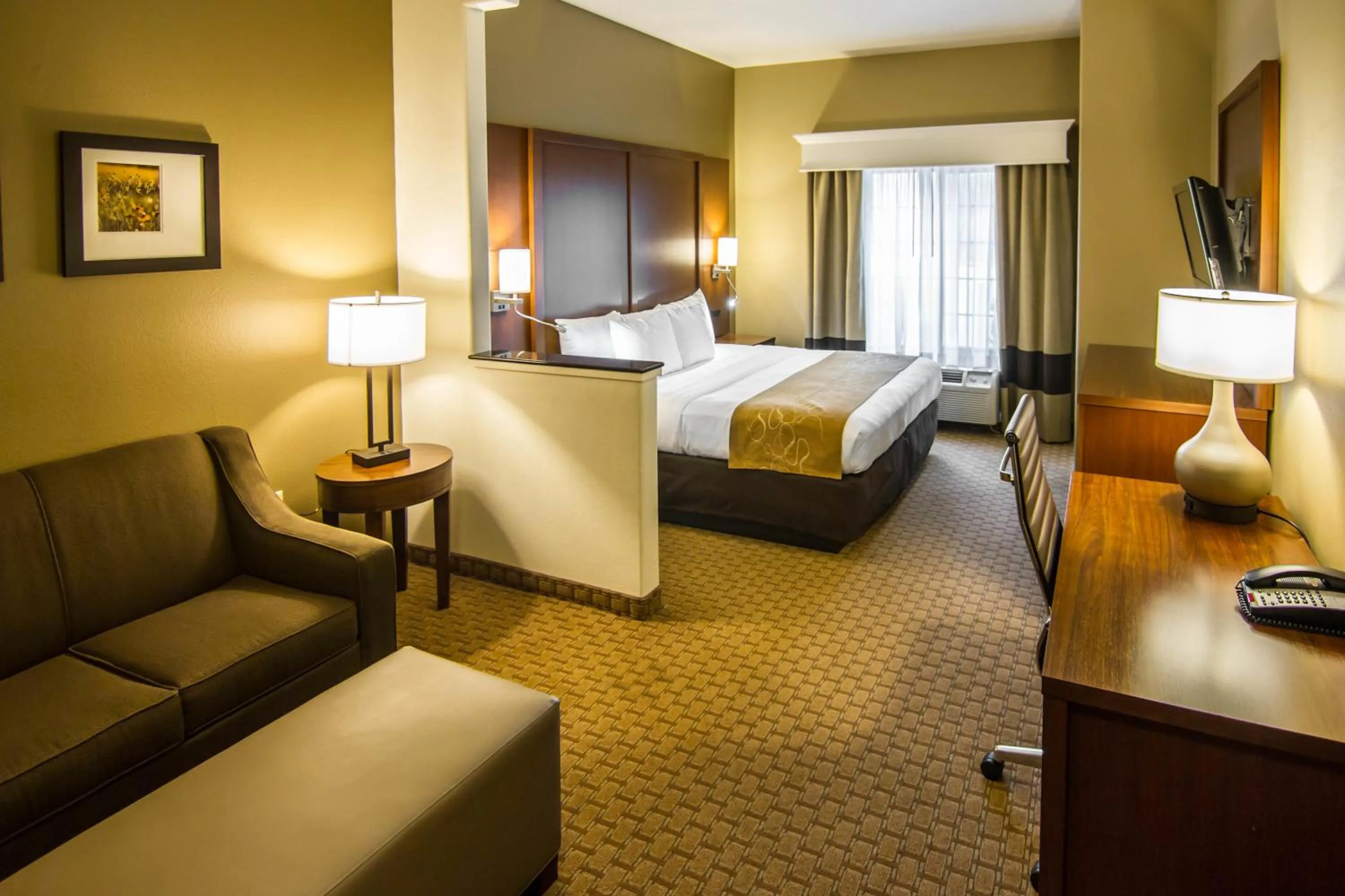 King Suite - Non-Smoking in Comfort Suites Marshall