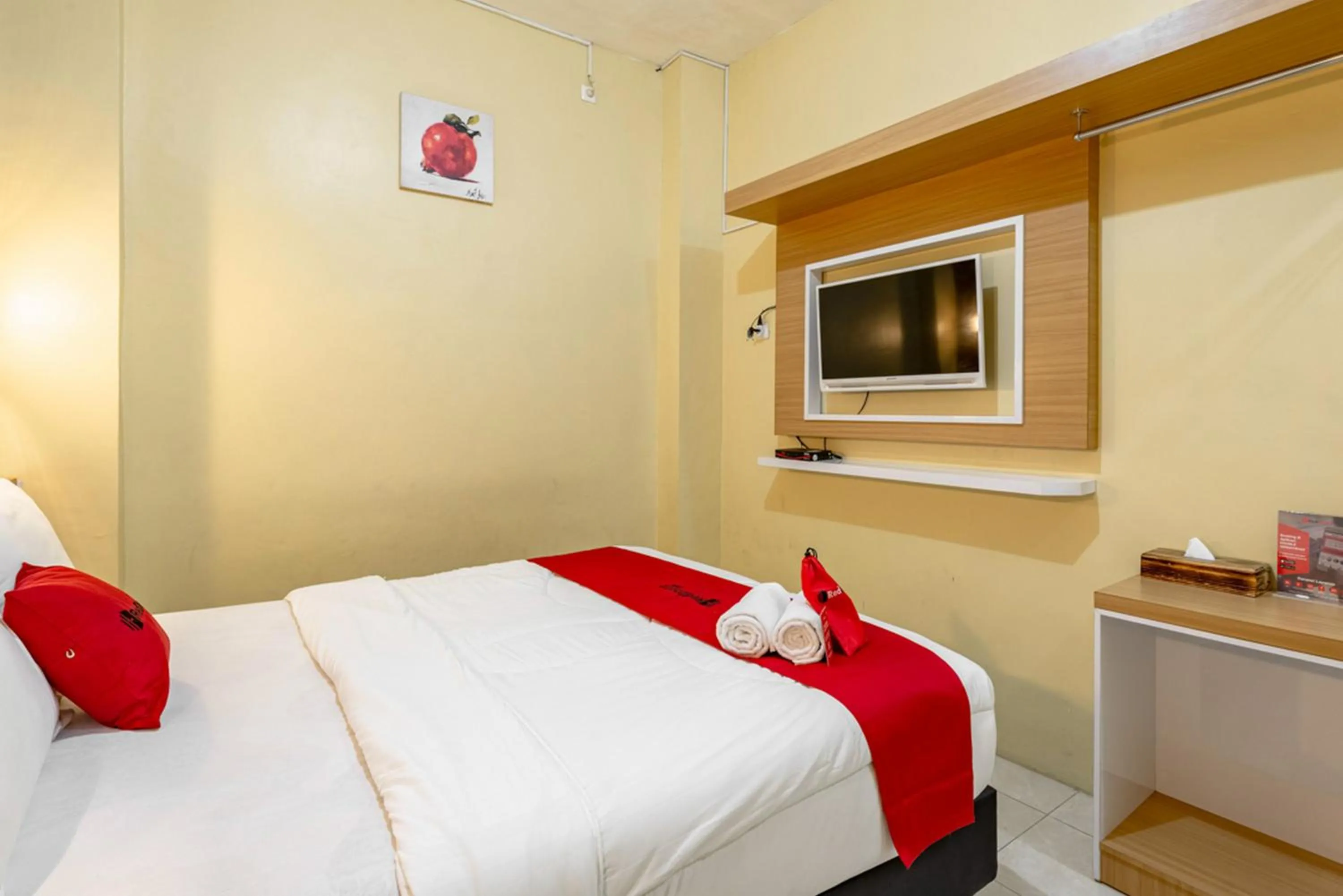Double Room in RedDoorz near Dino Park