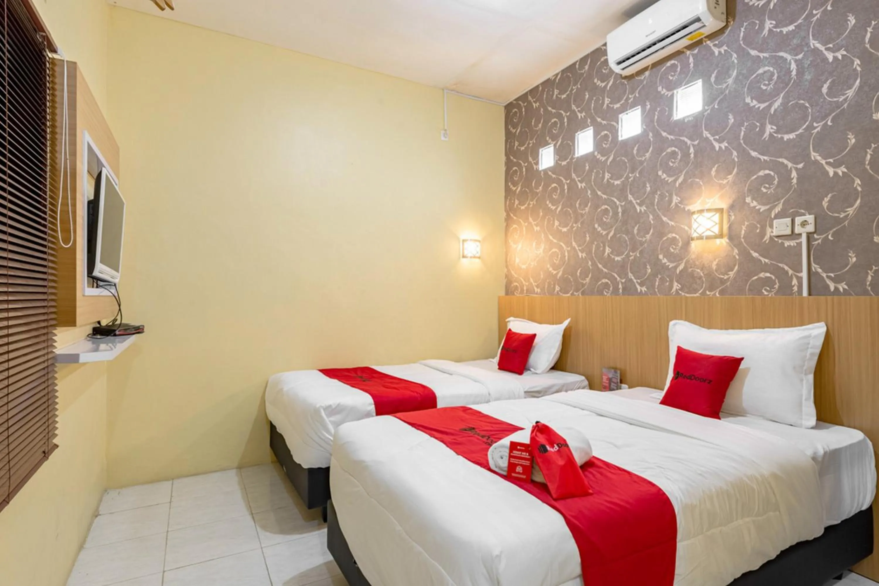 Twin Room in RedDoorz near Dino Park
