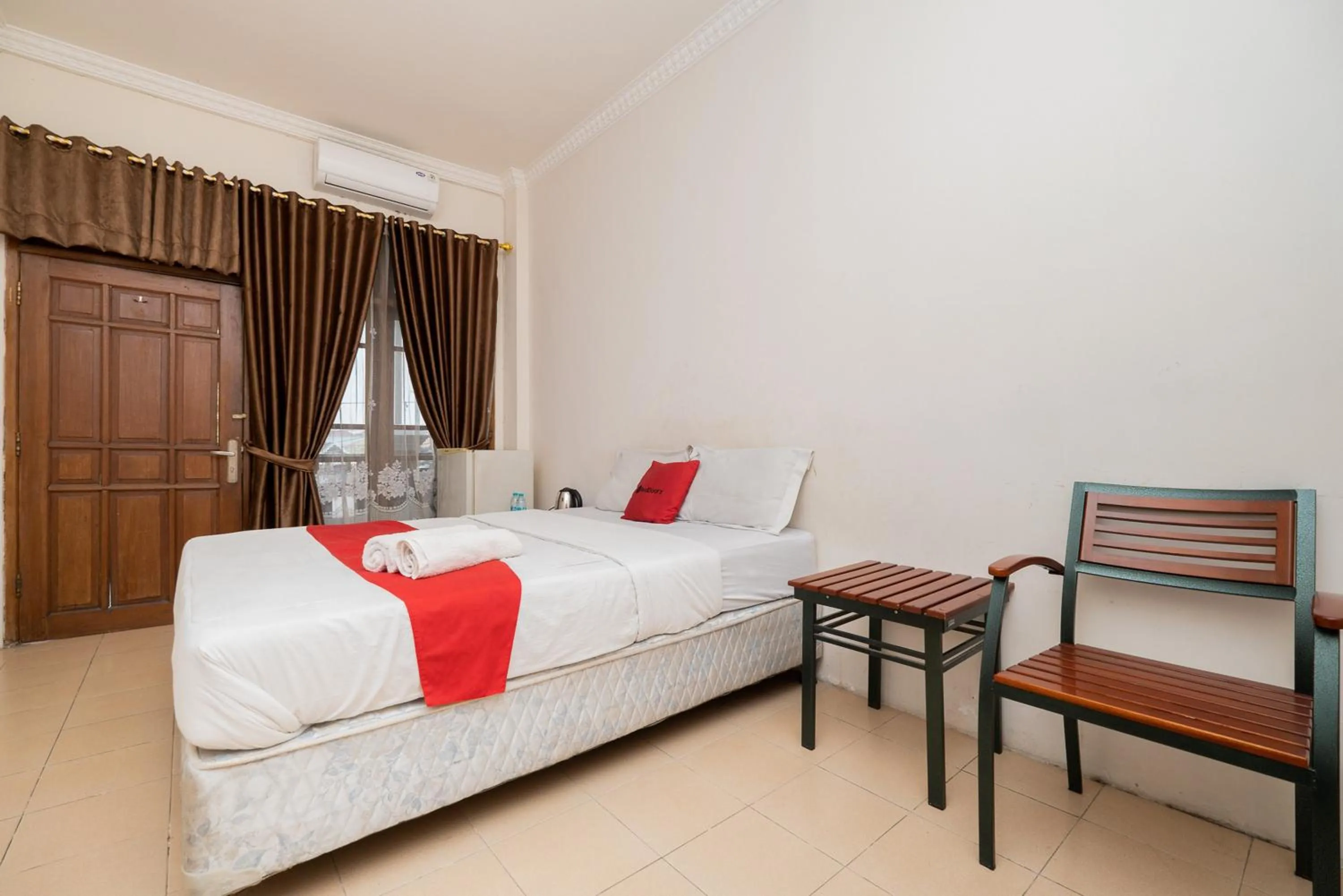 Deluxe Room in RedDoorz Plus @ Gunungsari Surabaya