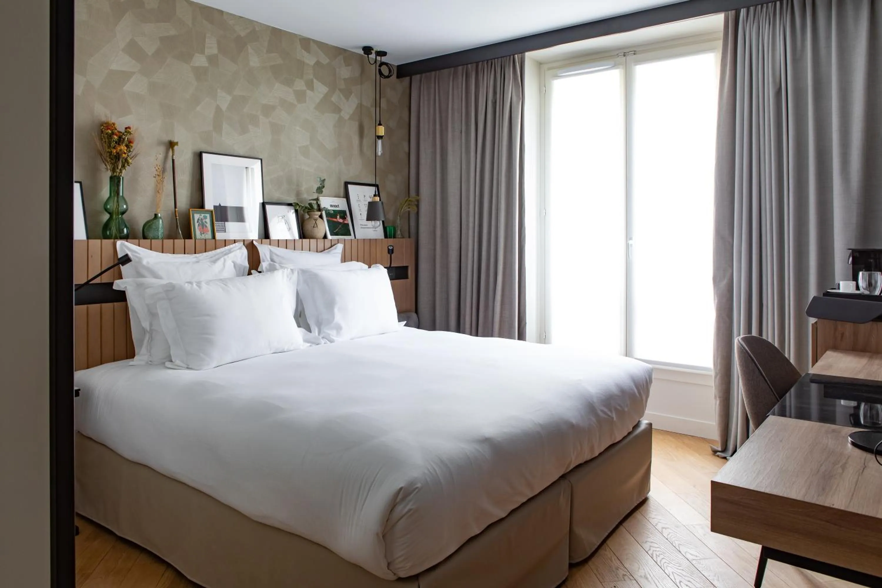 Connecting Rooms in Maison Mère