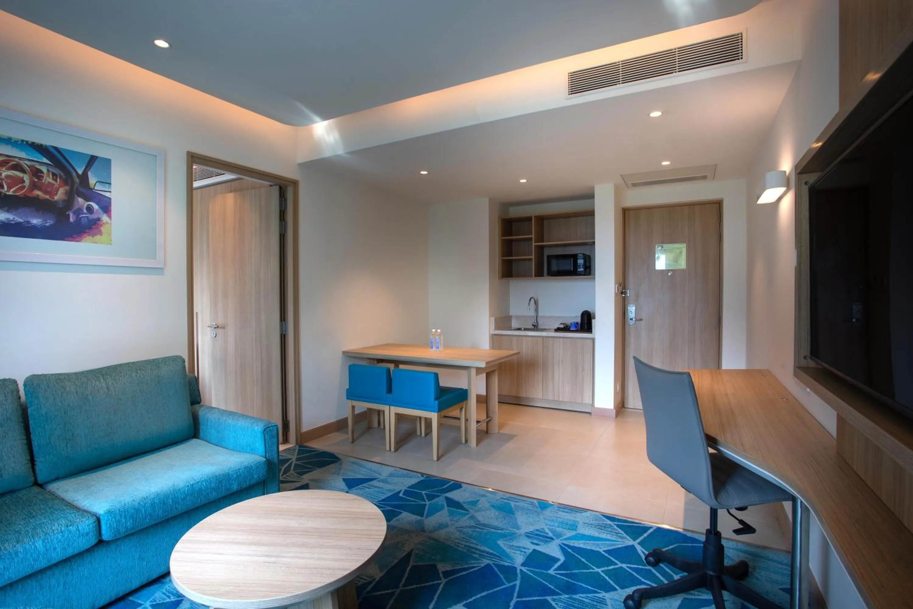 Two-Bedroom Queen Suite with Bathtub in Holiday Inn Express & Suites Bengaluru Old Madras Road by IHG