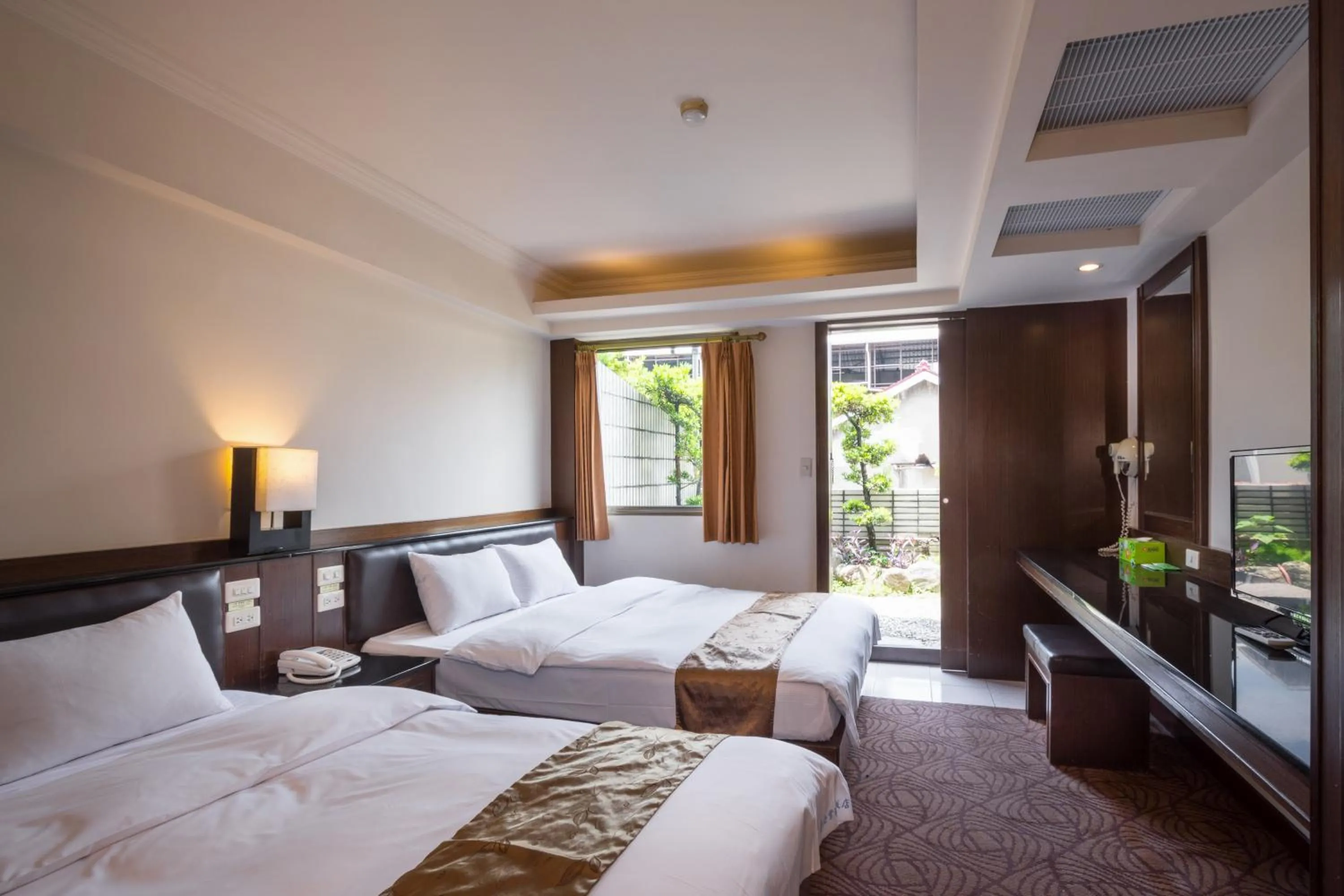 Superior Quadruple Room in The Enterpriser Hotel