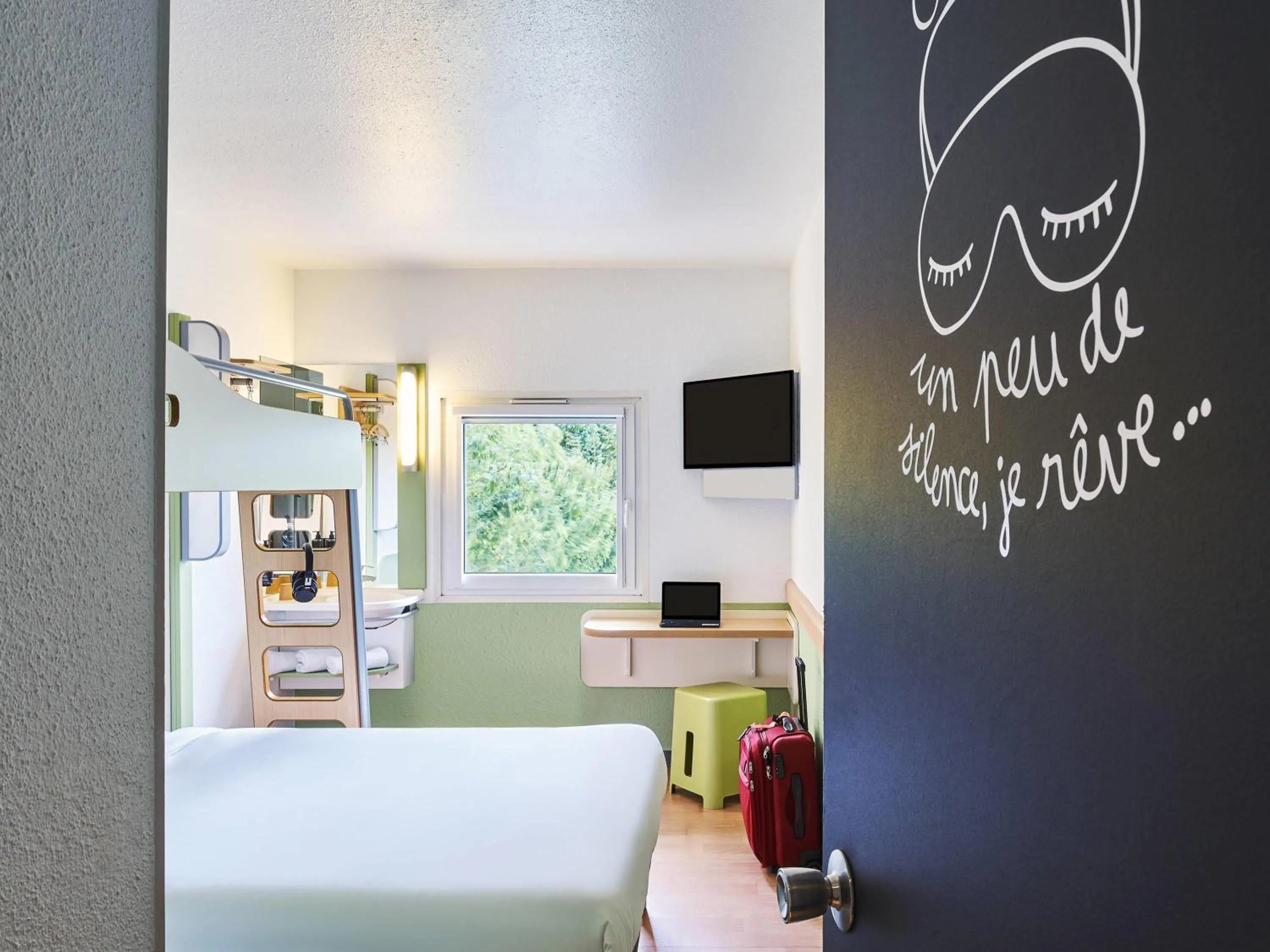 Triple Room with Bunk Bed in ibis budget Santeny