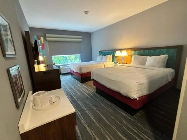 Queen Room with Bath Tub - Mobility Access/Non-Smoking in Hampton Inn & Suites Deptford, Nj