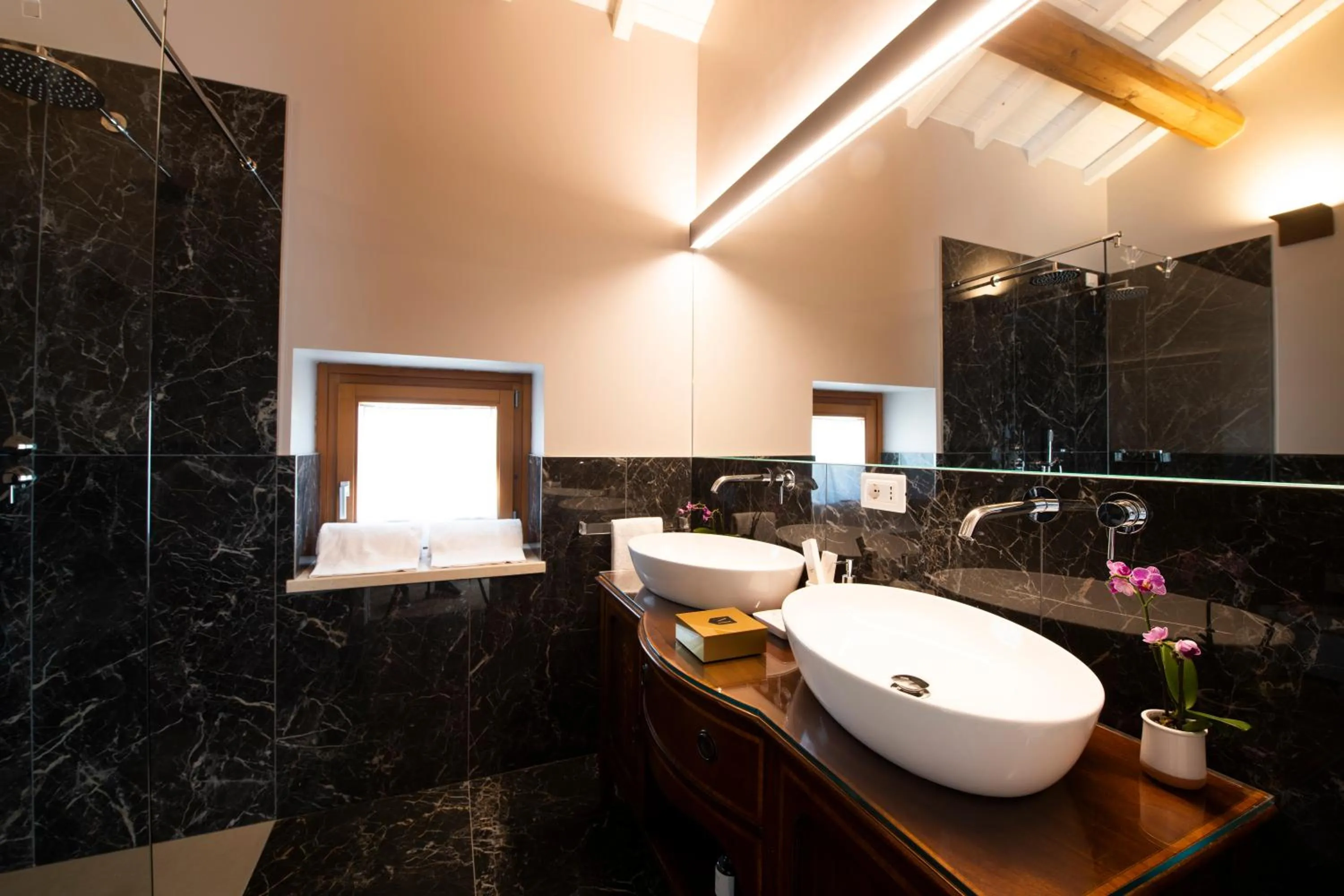 Suite with Balcony in Magari Estates Boutique Hotel