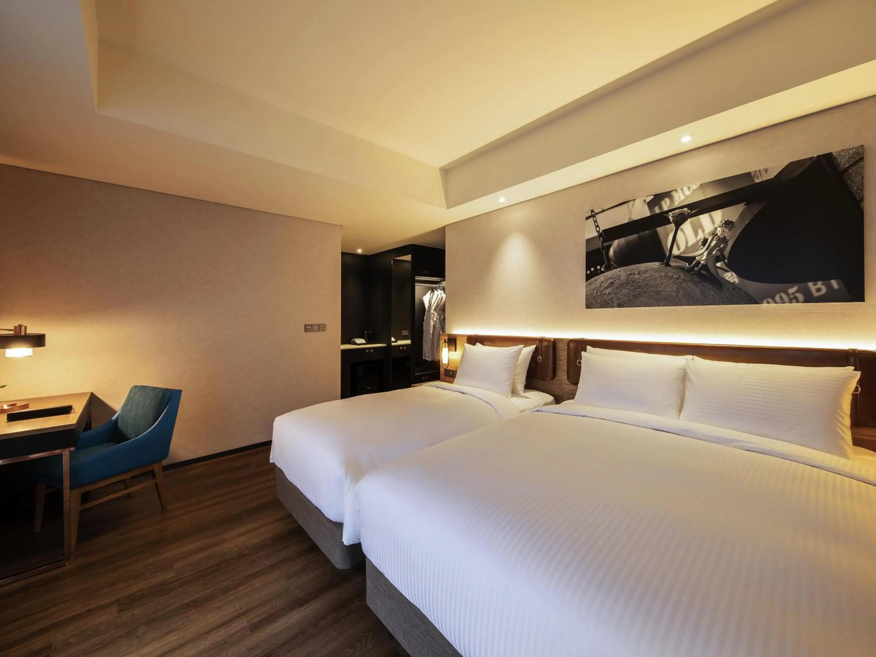 Superior Room with One Queen and One Single Bed in Mercure Ambassador Seoul Hongdae