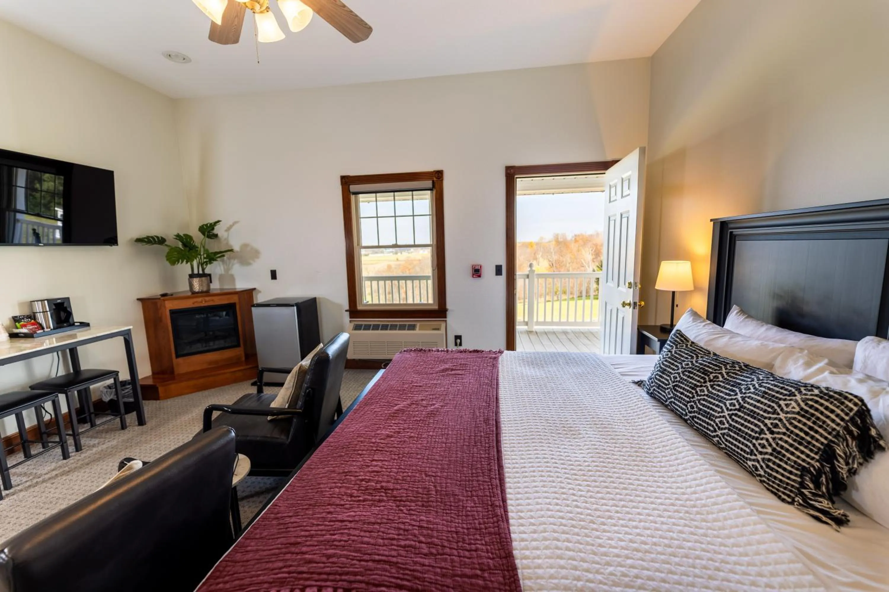 King Room with Spa Bath in Hillside Villa Ohio