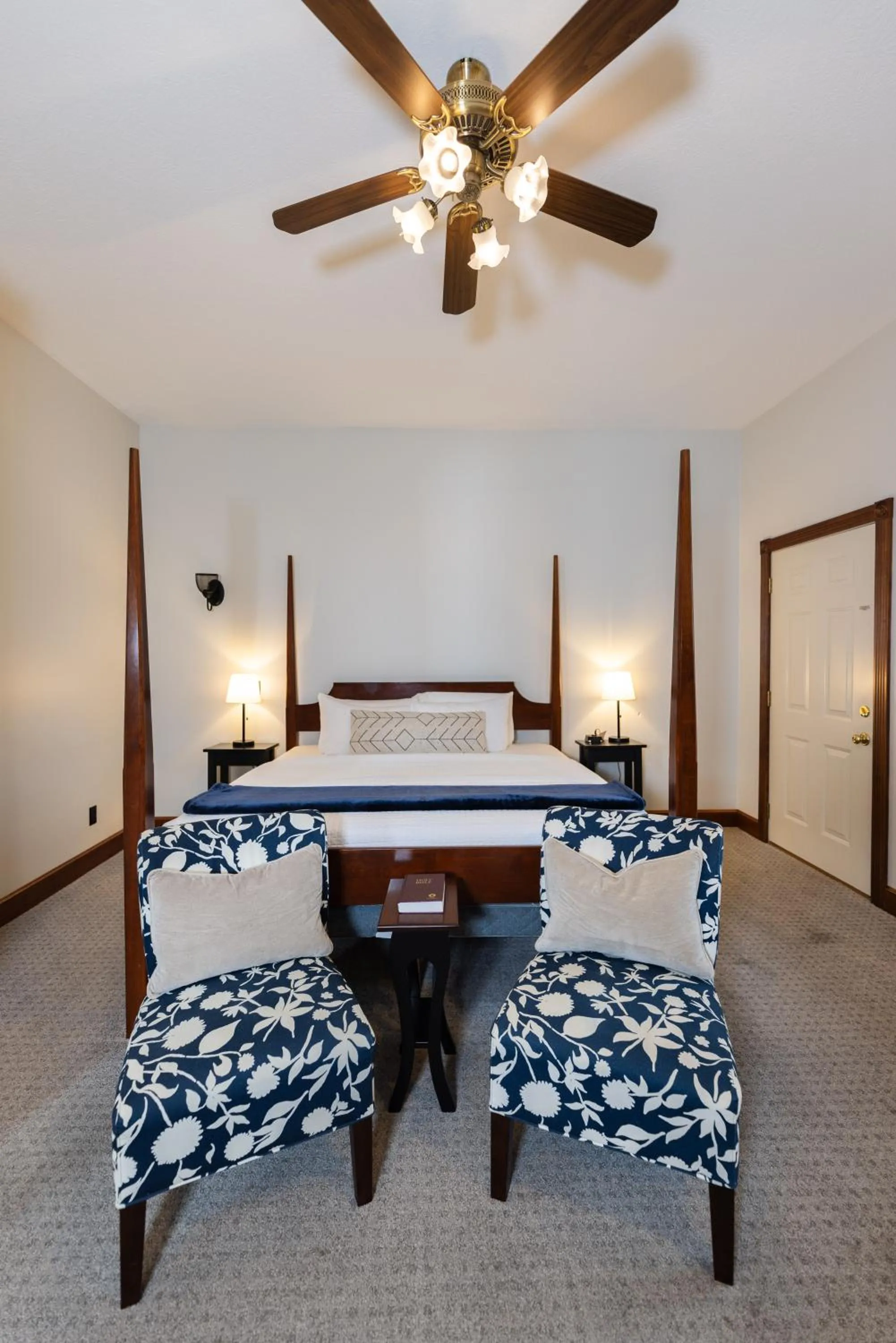Deluxe King Room in Hillside Villa Ohio