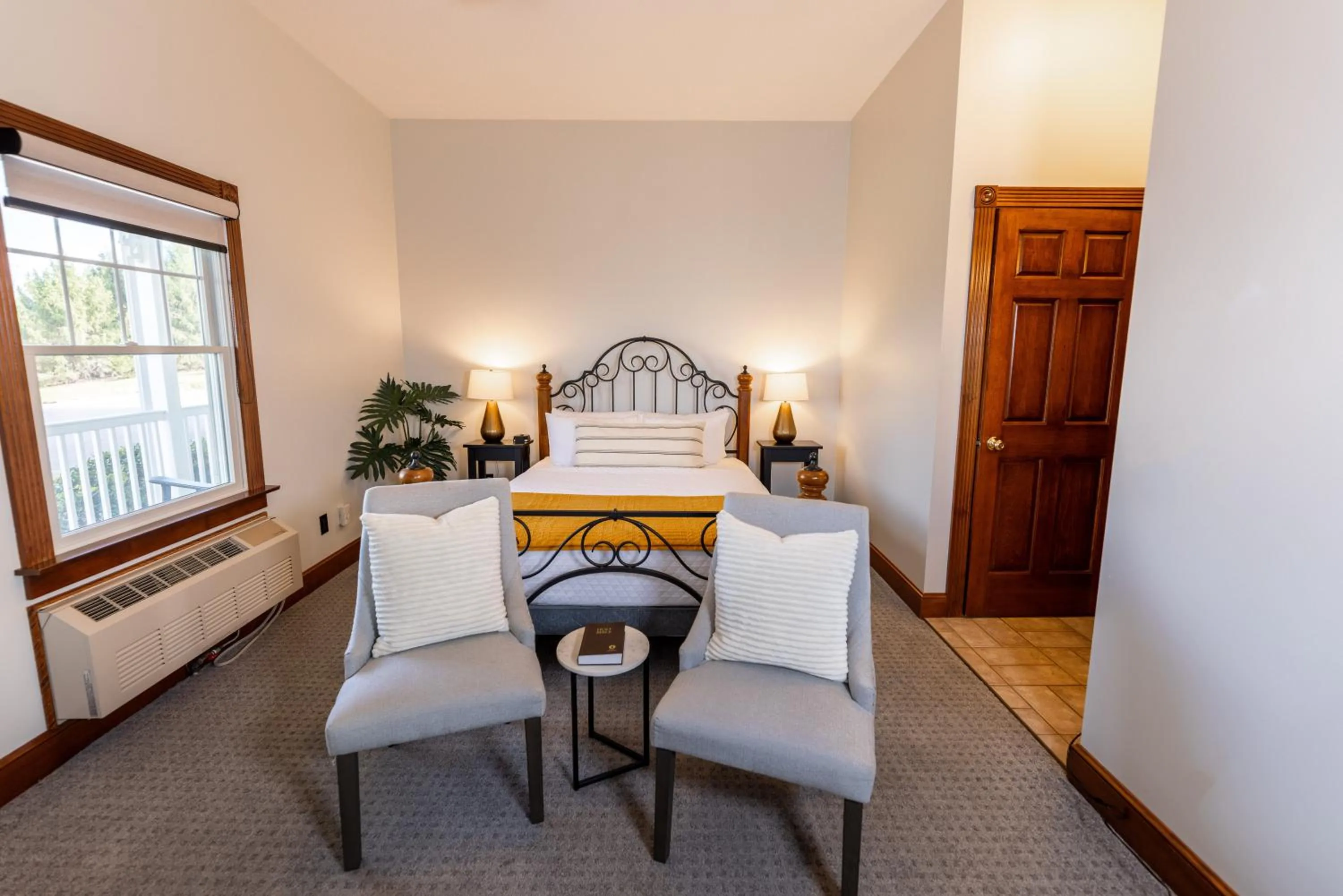 Queen Room in Hillside Villa Ohio