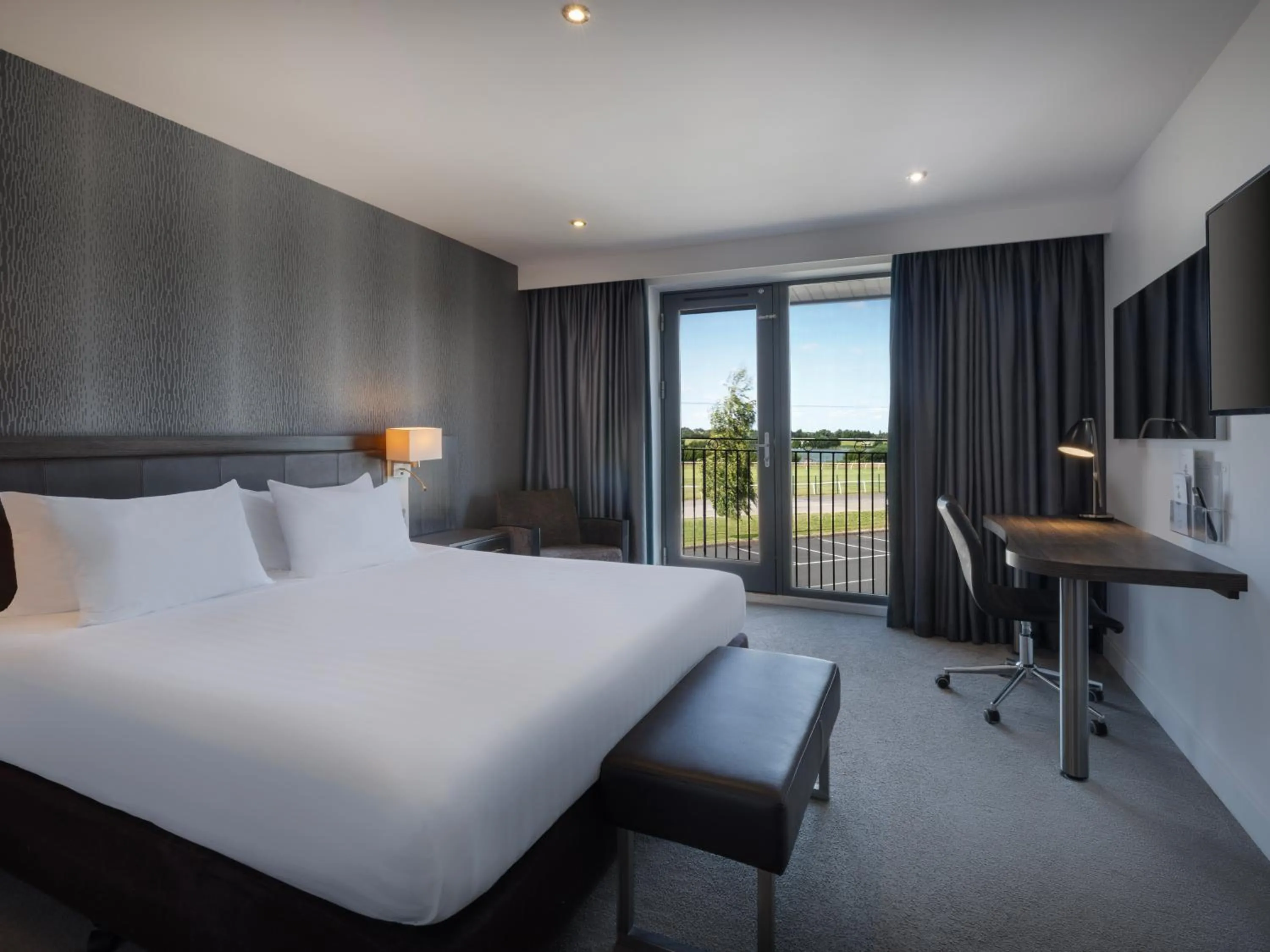 Premium King Room with Racecourse View  in Holiday Inn Huntingdon Racecourse by IHG