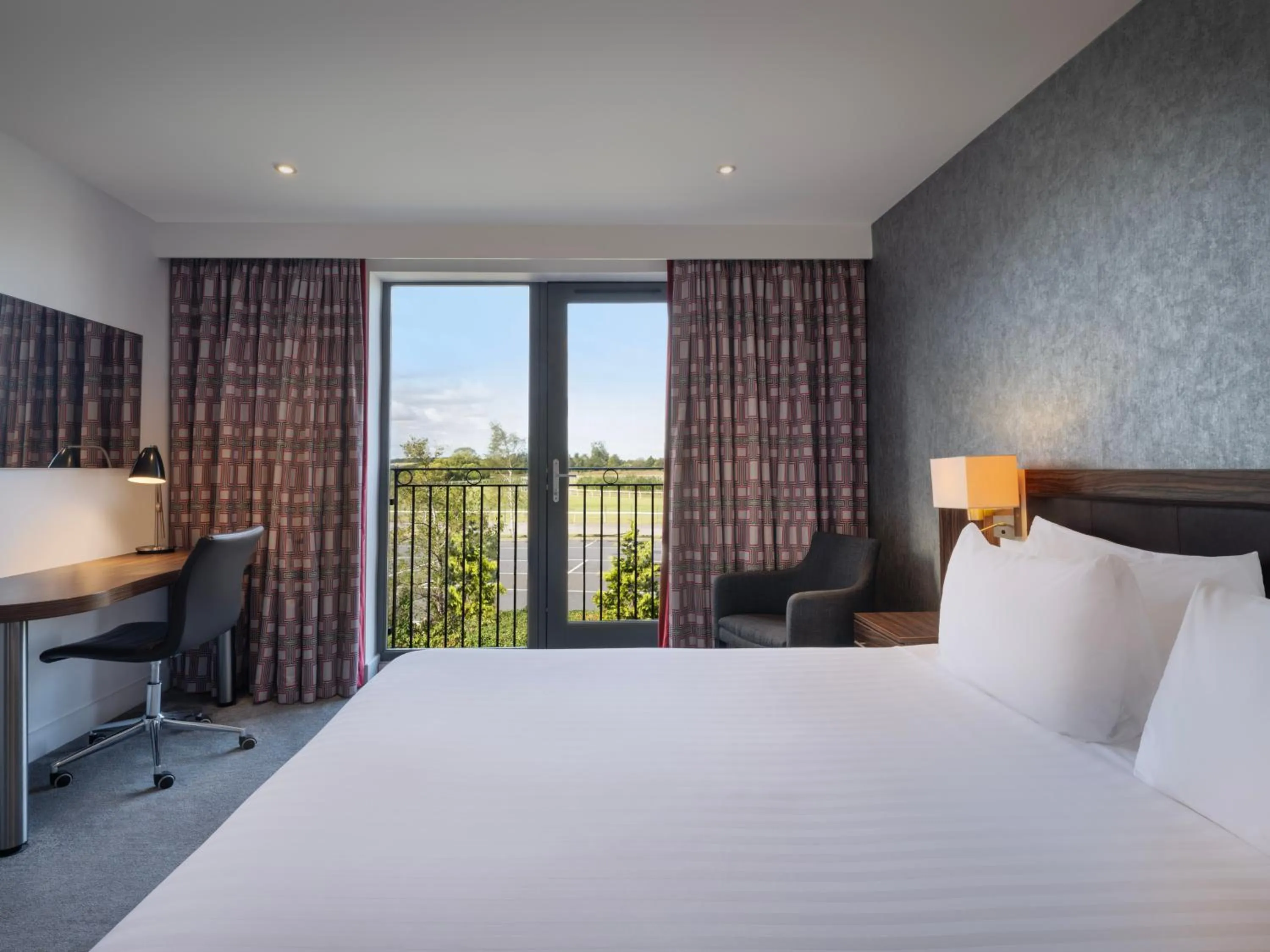 Standard King Room with Racecourse View in Holiday Inn Huntingdon Racecourse by IHG