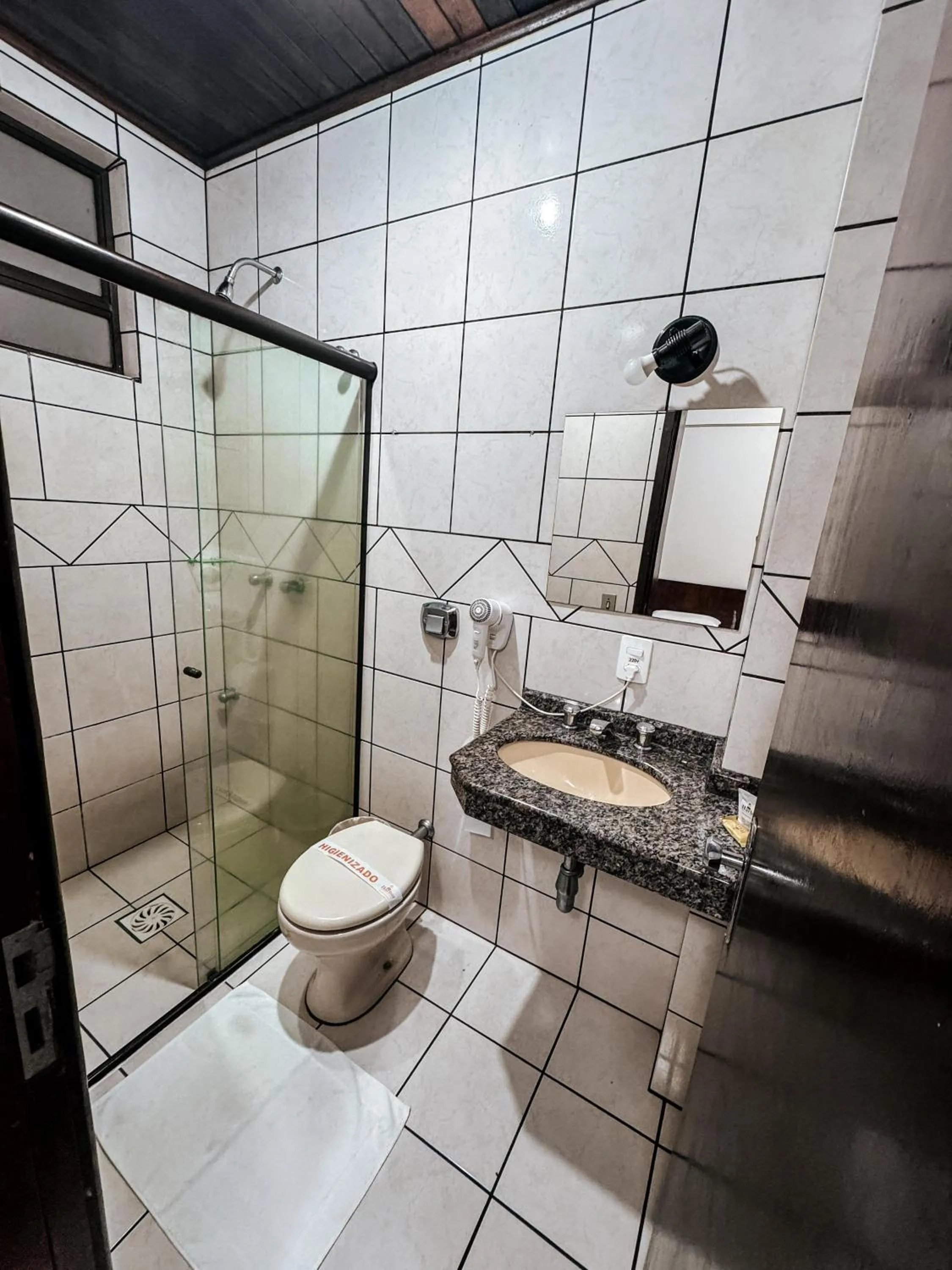 Triple Room with Bathroom - single occupancy in Harbor Inn Jaraguá