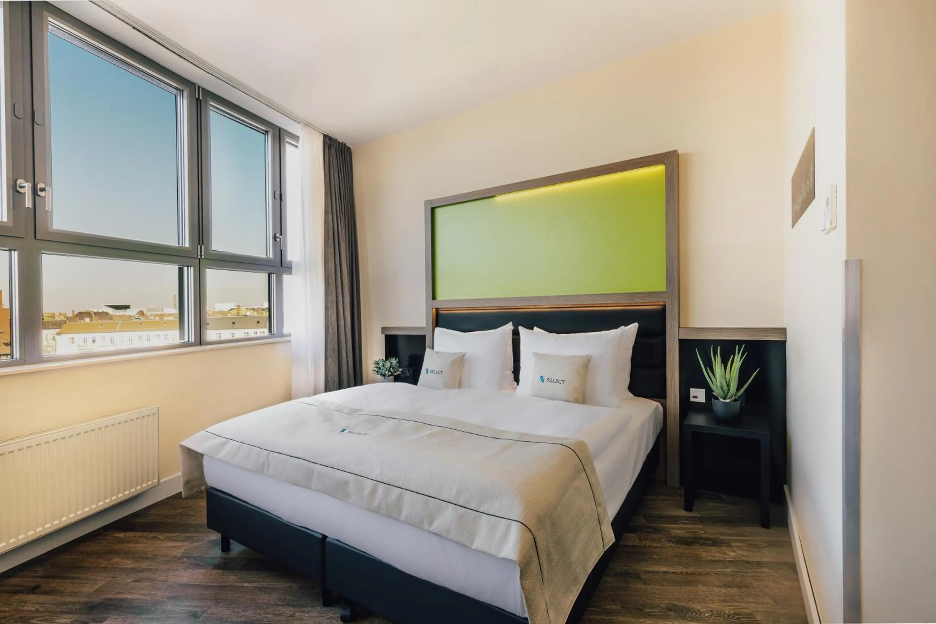 Superior Triple Room in Garner Hotel Berlin - Charlottenburg, an IHG Hotel